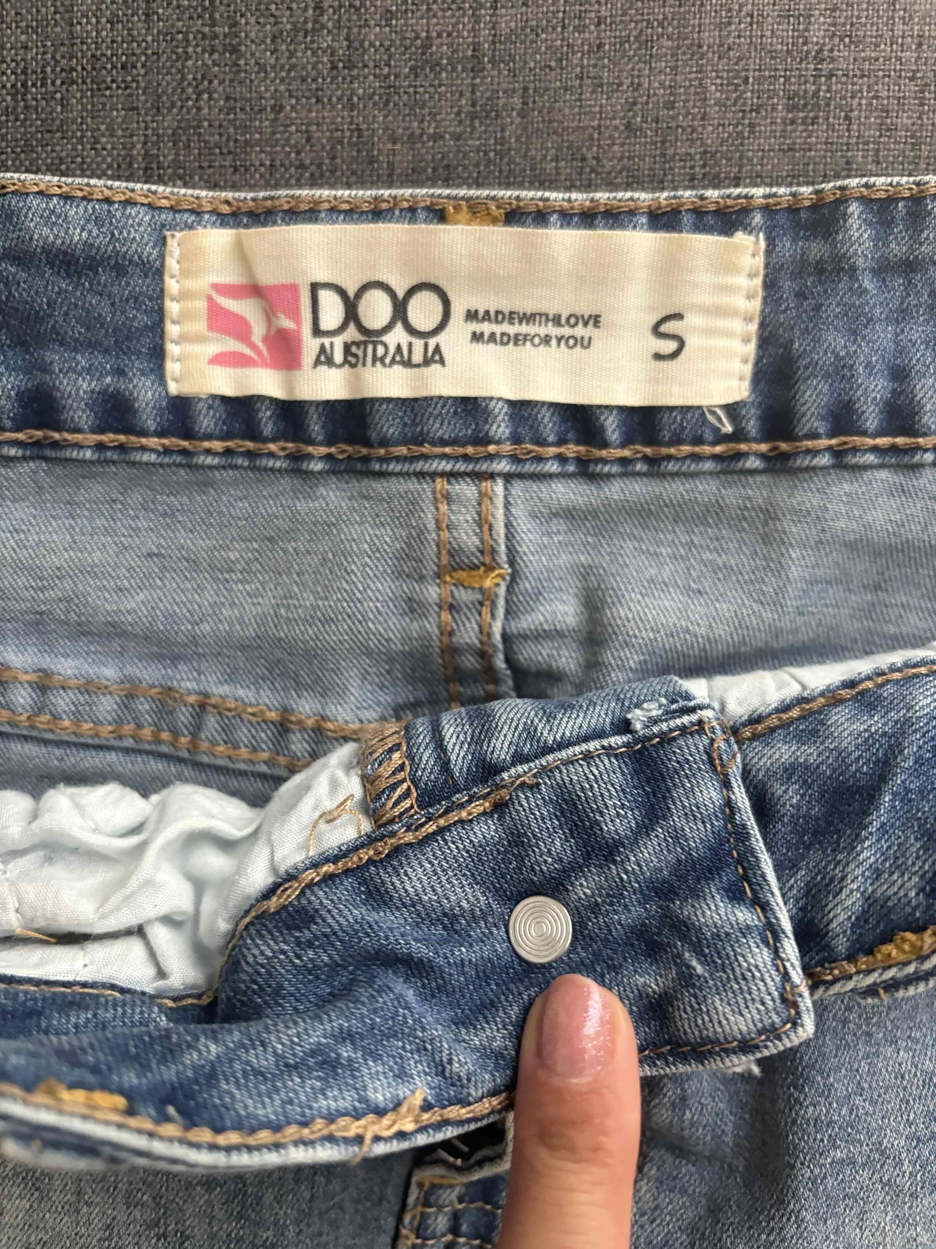 Falda corta de mezclilla gastada - miniatura 3