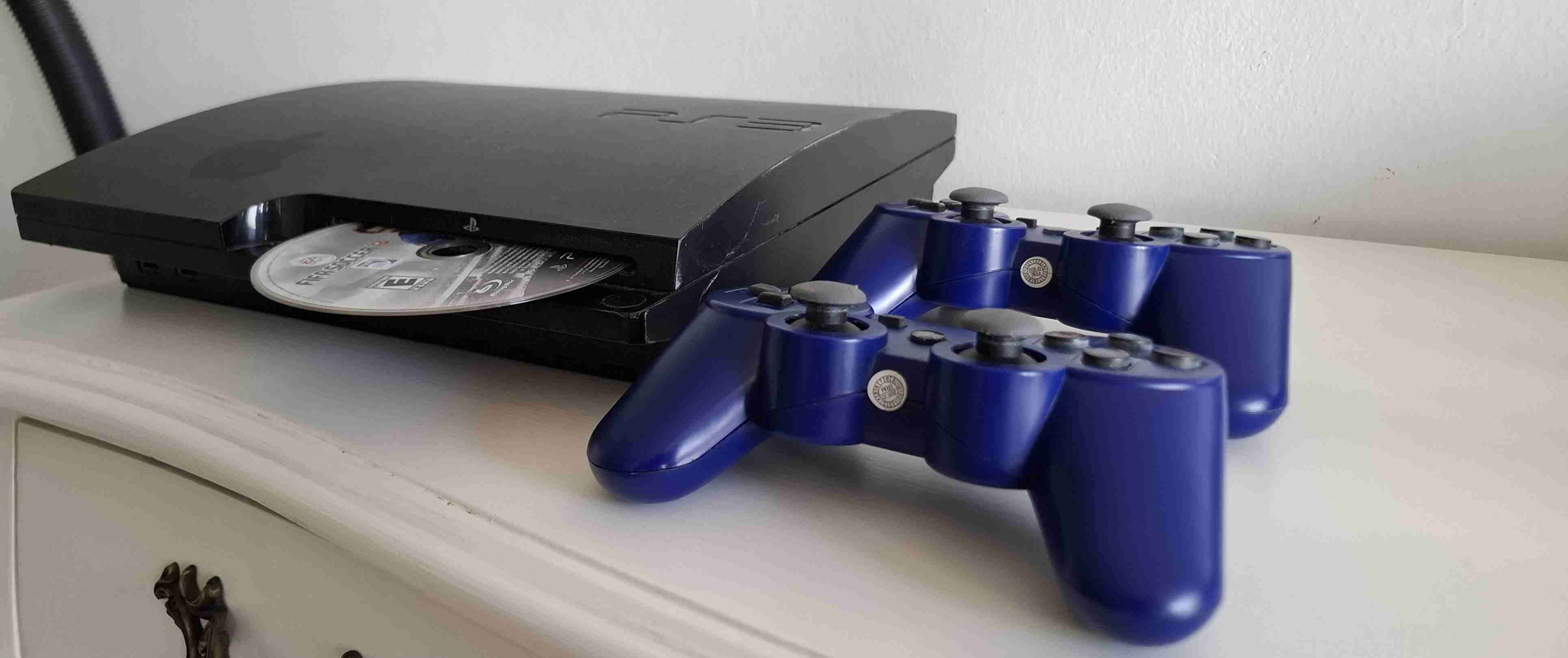 Consola PS3 desbloqueada con 2 controles - miniatura 2