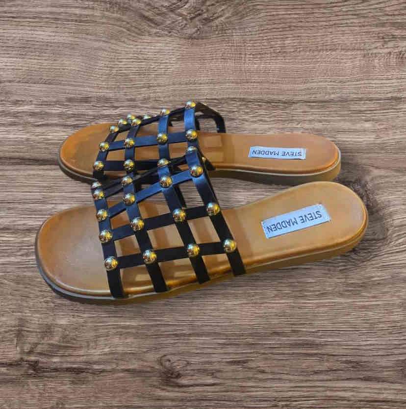 Sandalias negras con tachas doradas