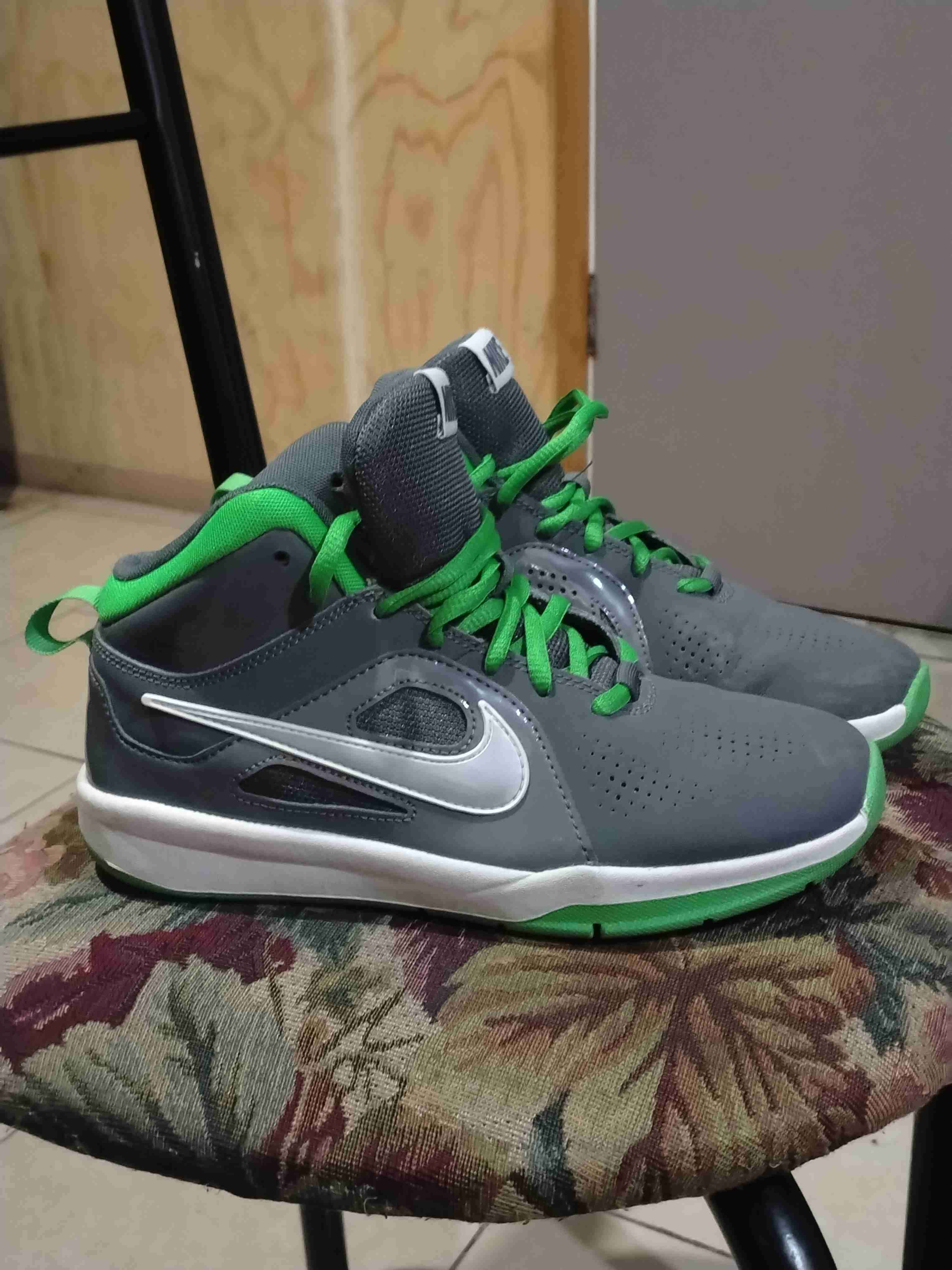 Zapatillas deportivas grises y verdes