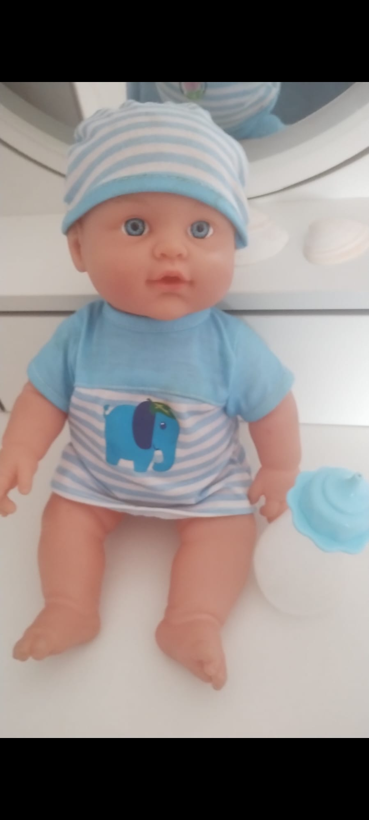 Muñeca bebé con mamadera