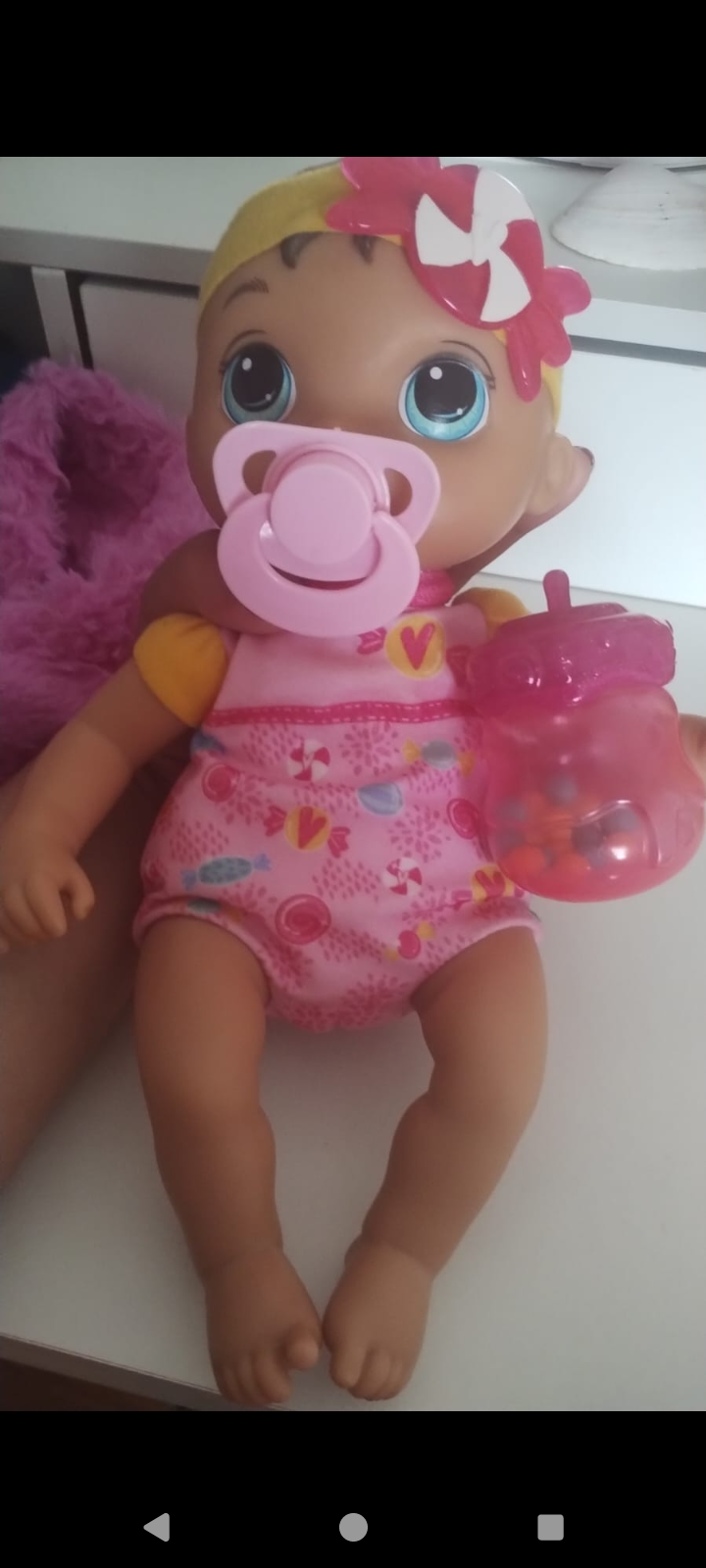 Muñeca bebé con chupete