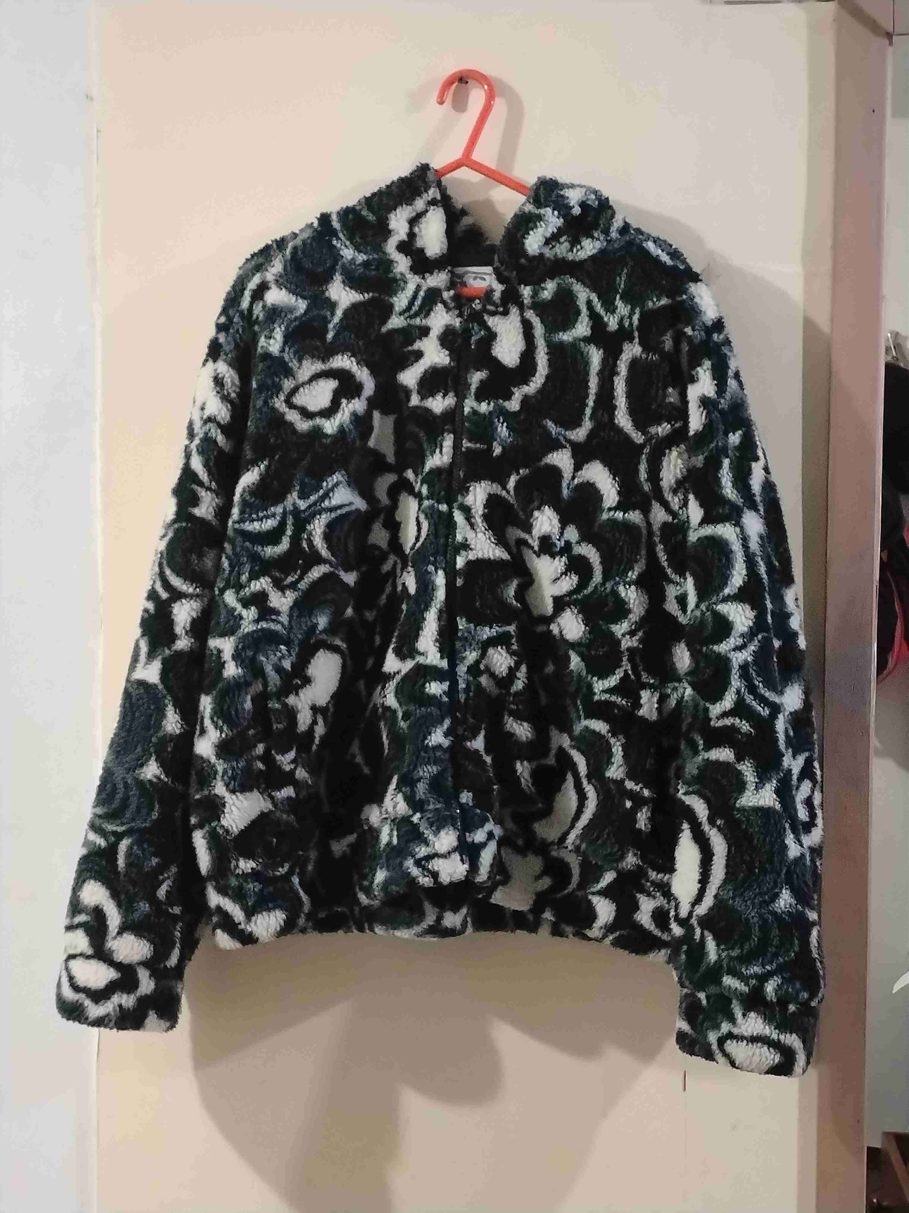 Chaqueta de polar con patrón floral