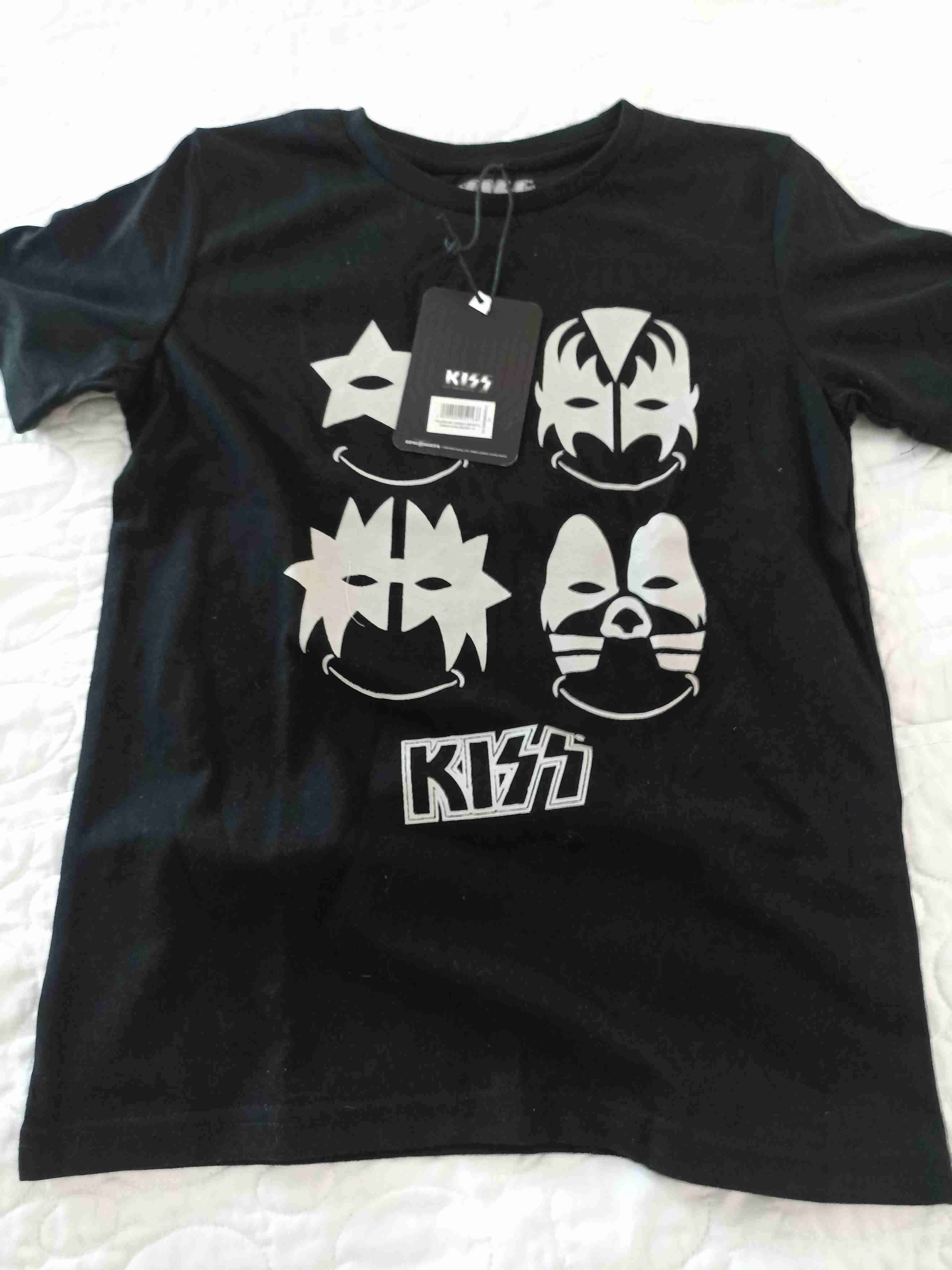 Polera negra Kiss con estampado