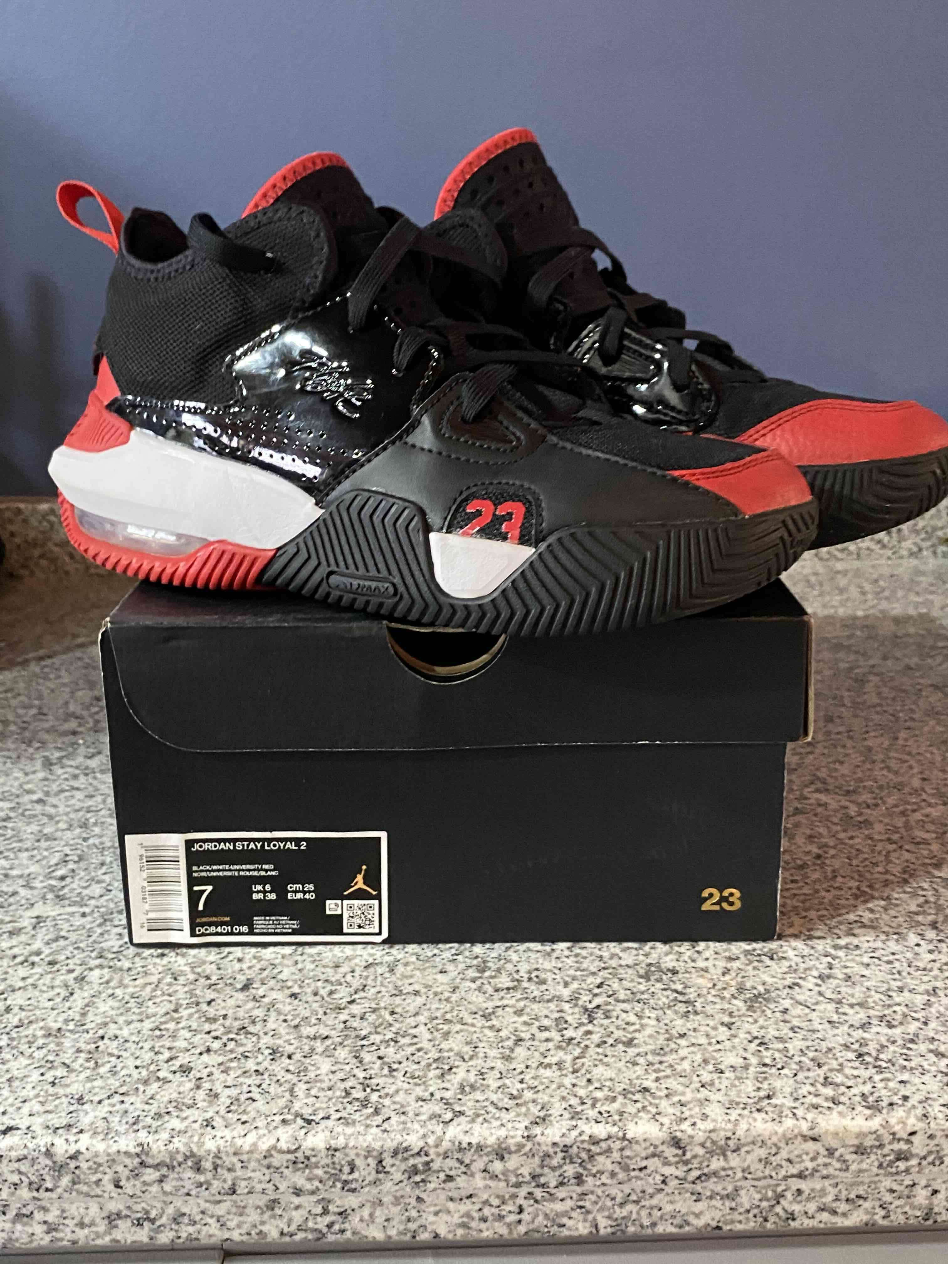 Zapatillas negras y rojas jordan