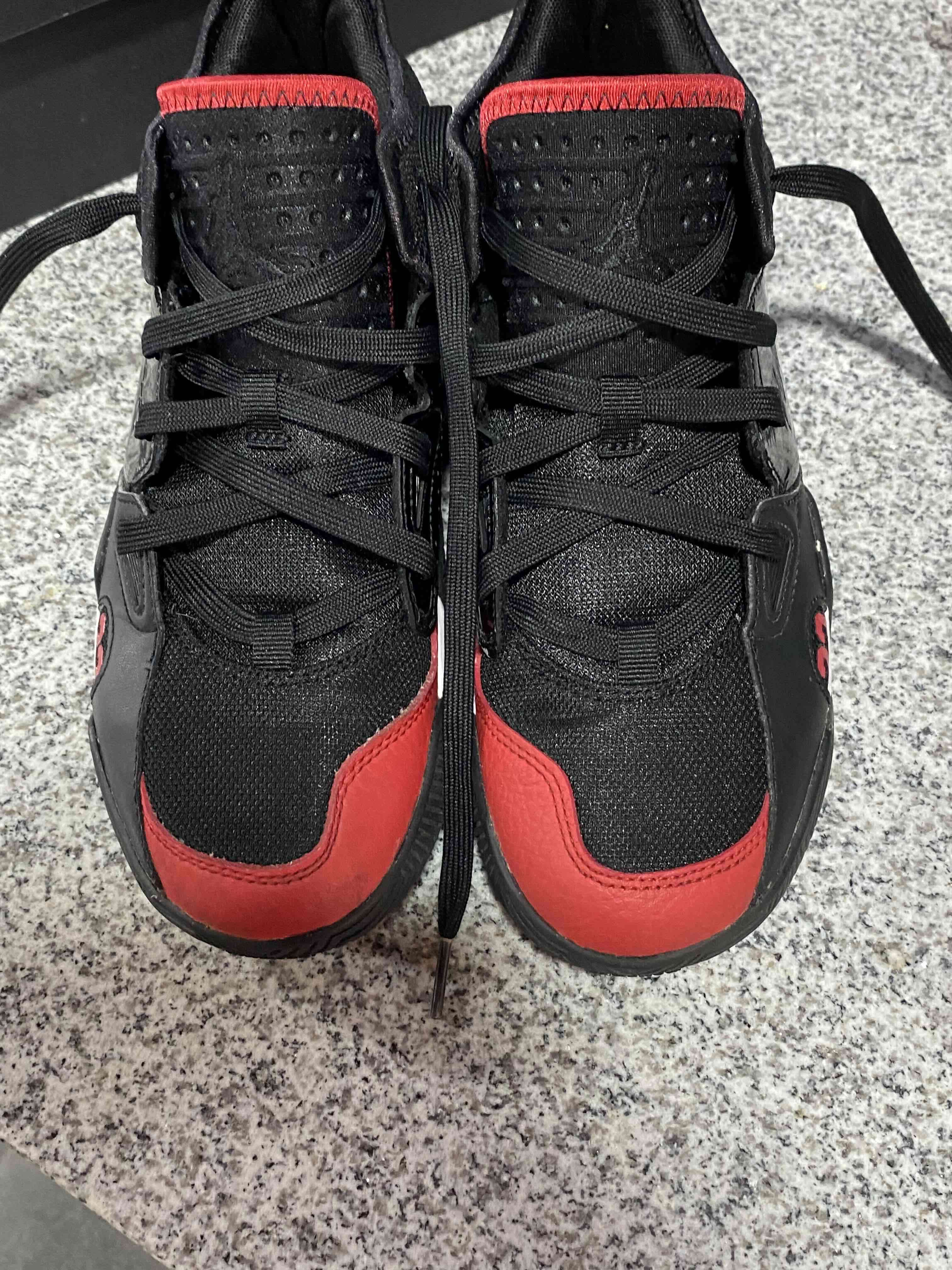 Zapatillas negras y rojas jordan - miniatura 2