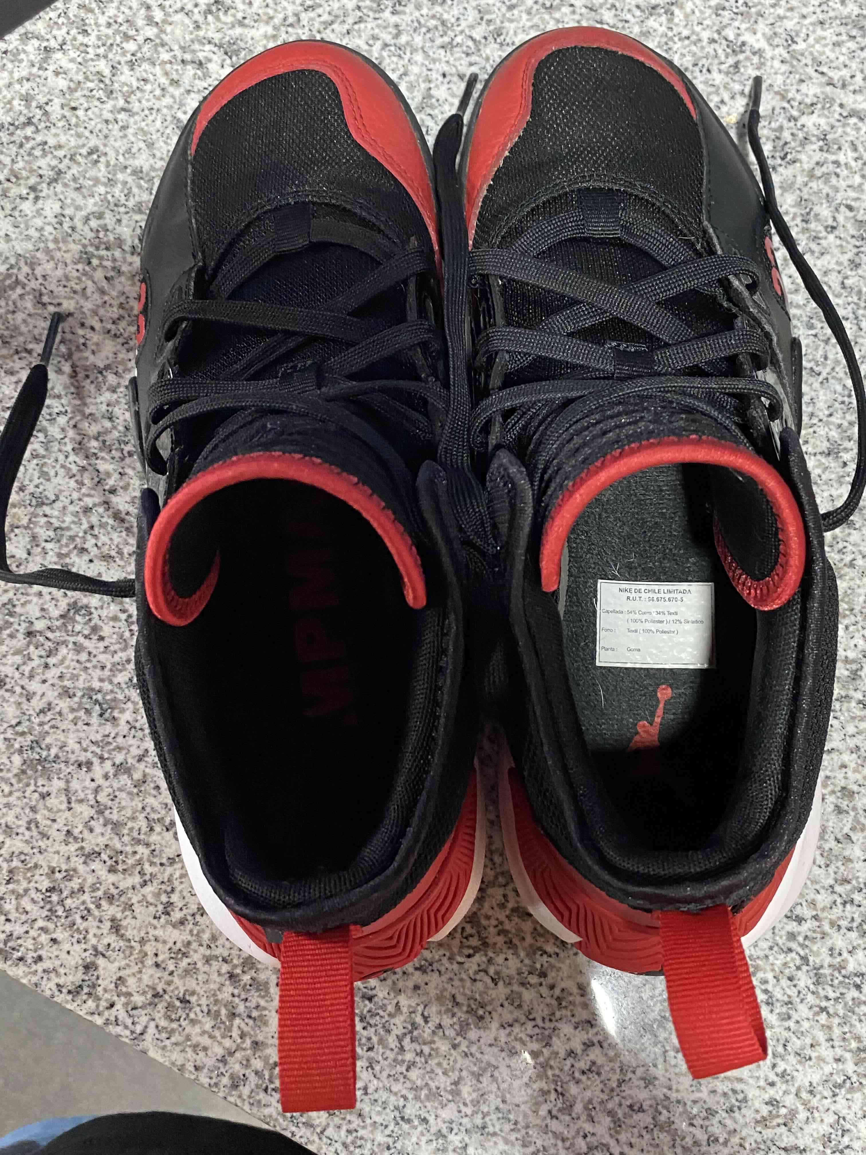 Zapatillas negras y rojas jordan - miniatura 3