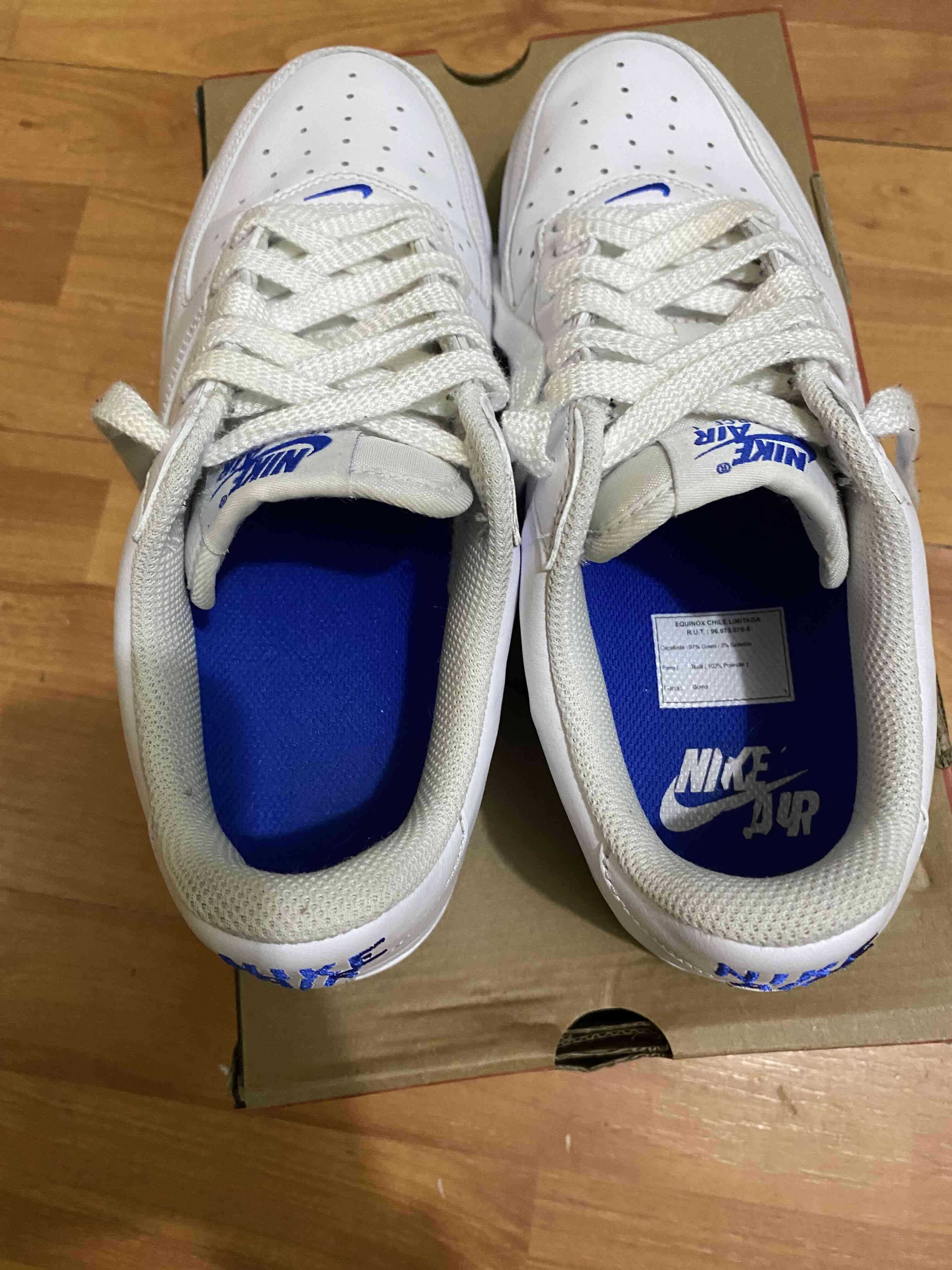 Zapatillas Nike Air blancas y azules - miniatura 4