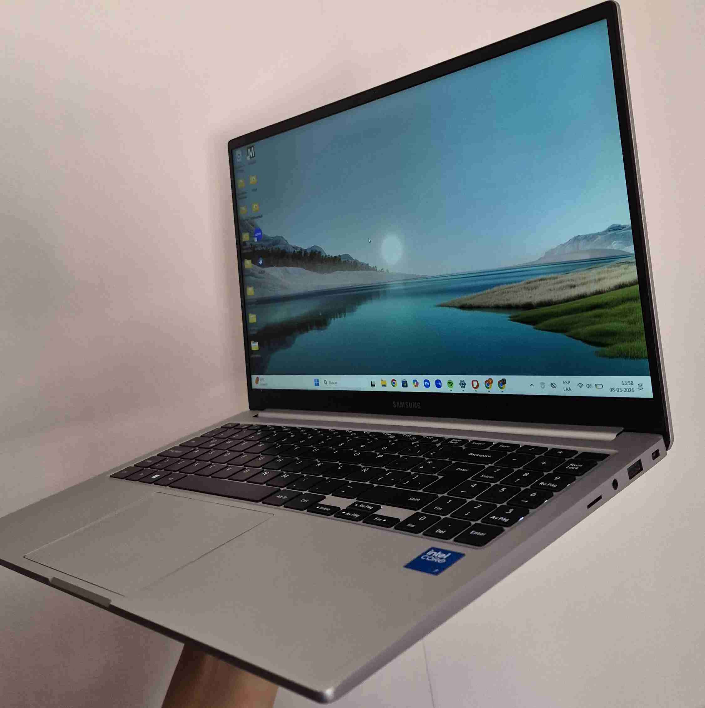 Laptop Samsung con pantalla grande - miniatura 2