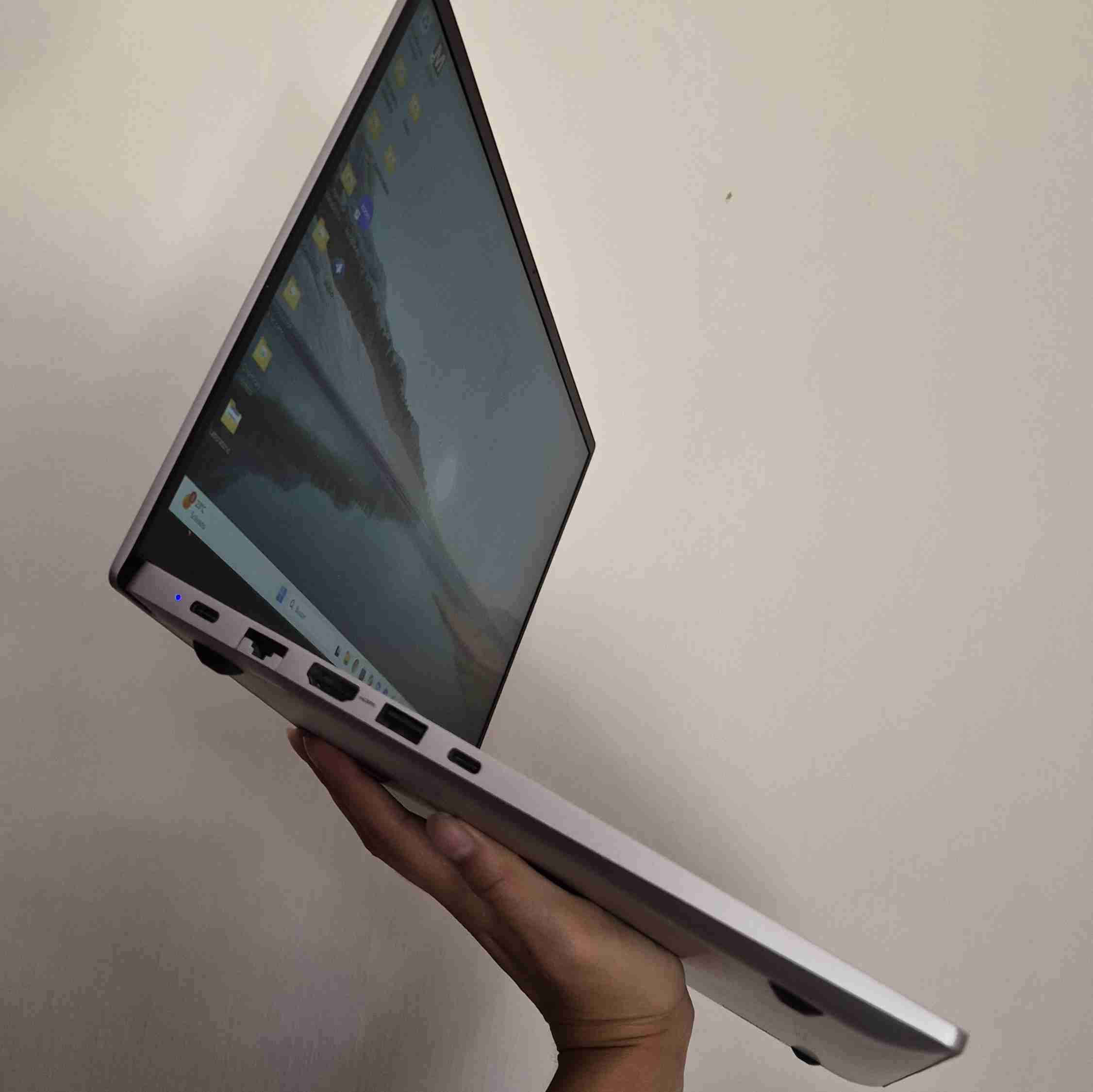 Laptop Samsung con pantalla grande - miniatura 3