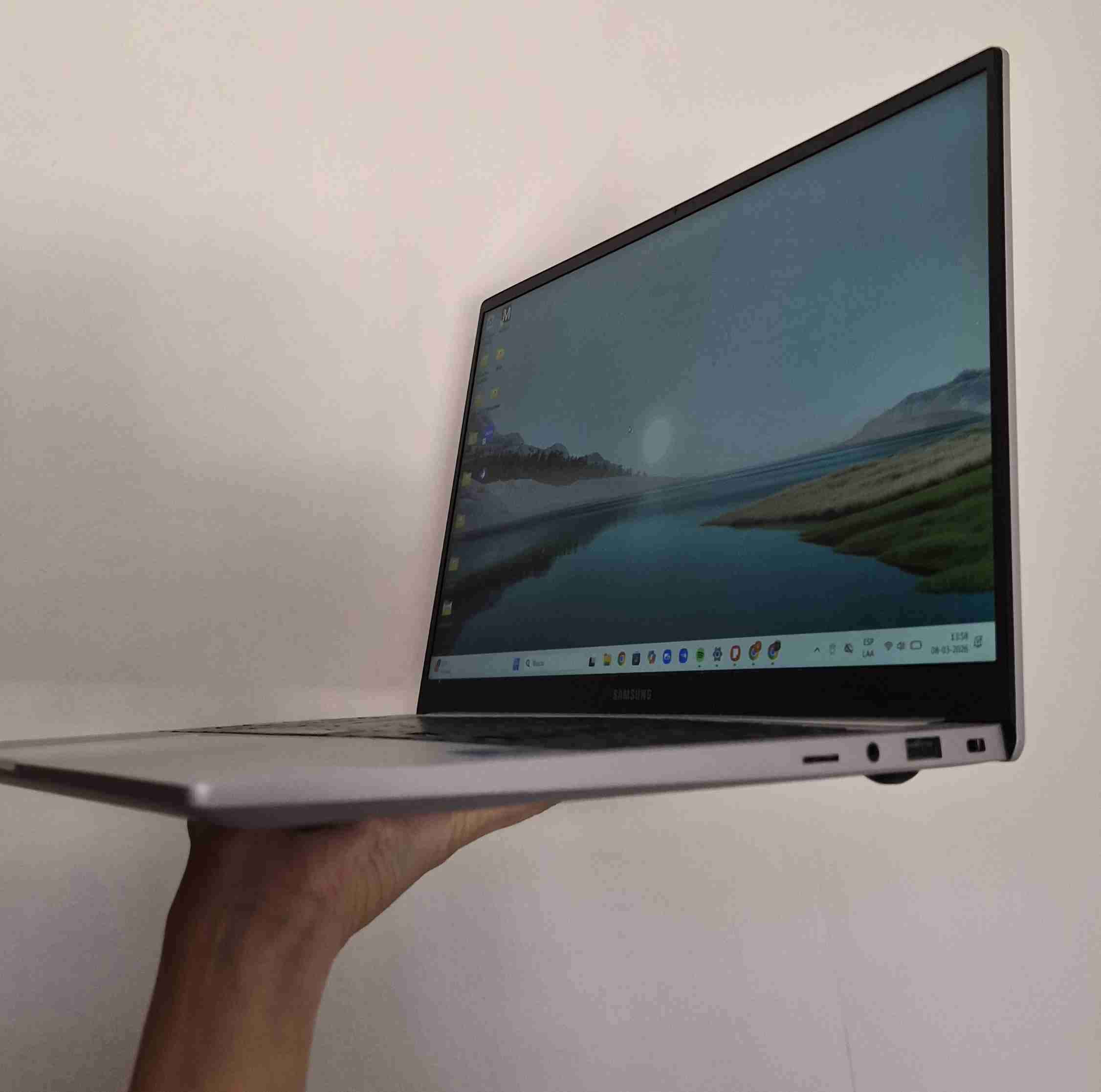 Laptop Samsung con pantalla grande - miniatura 4