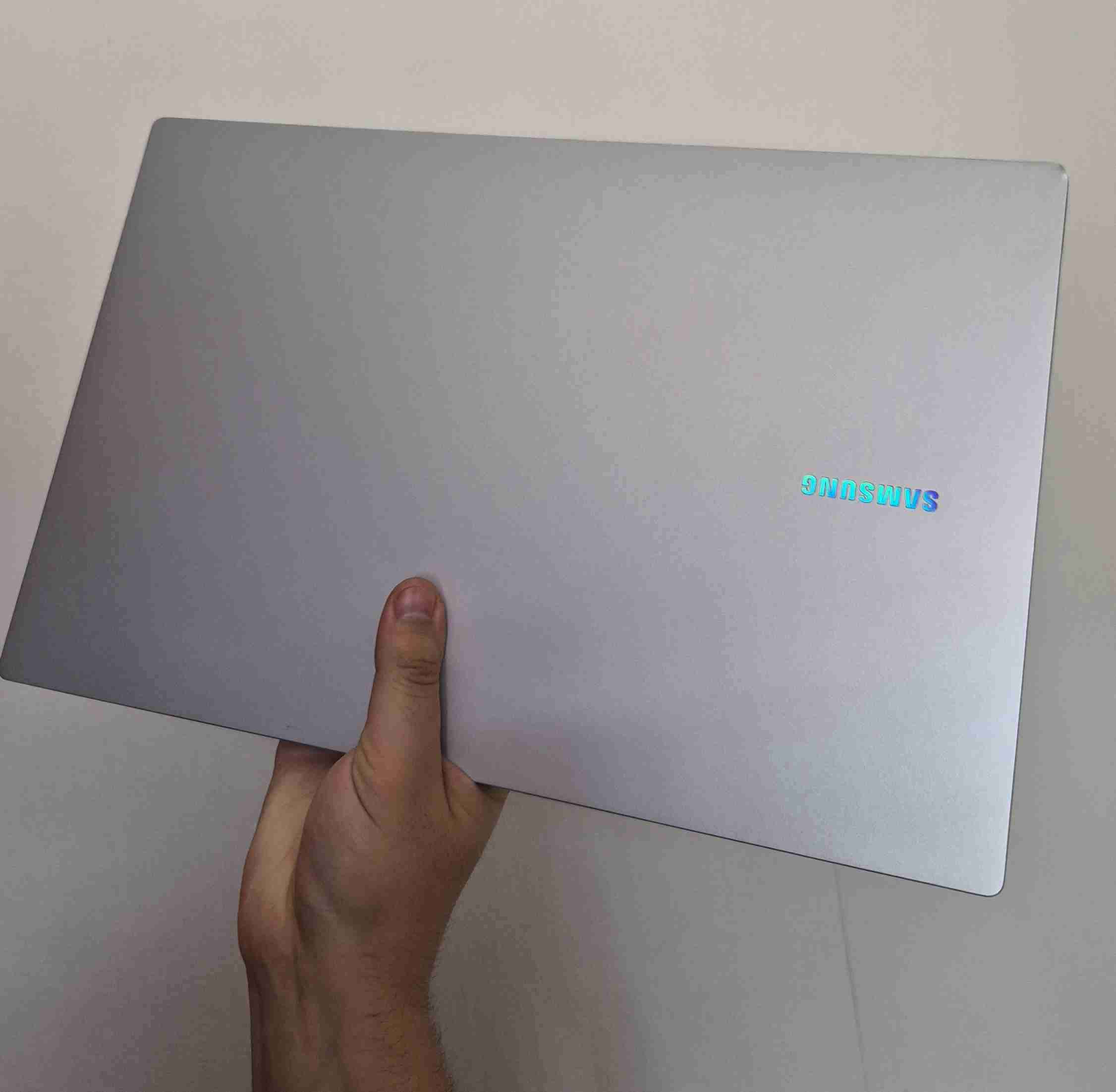 Laptop Samsung con pantalla grande - miniatura 5