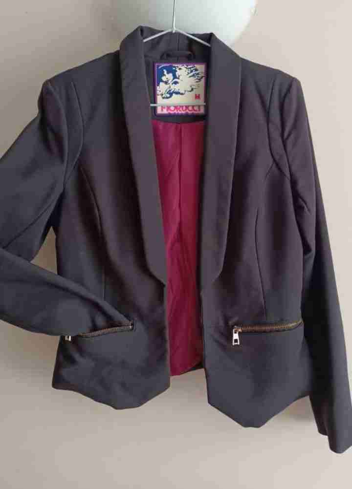 Blazer negro con forro rojo