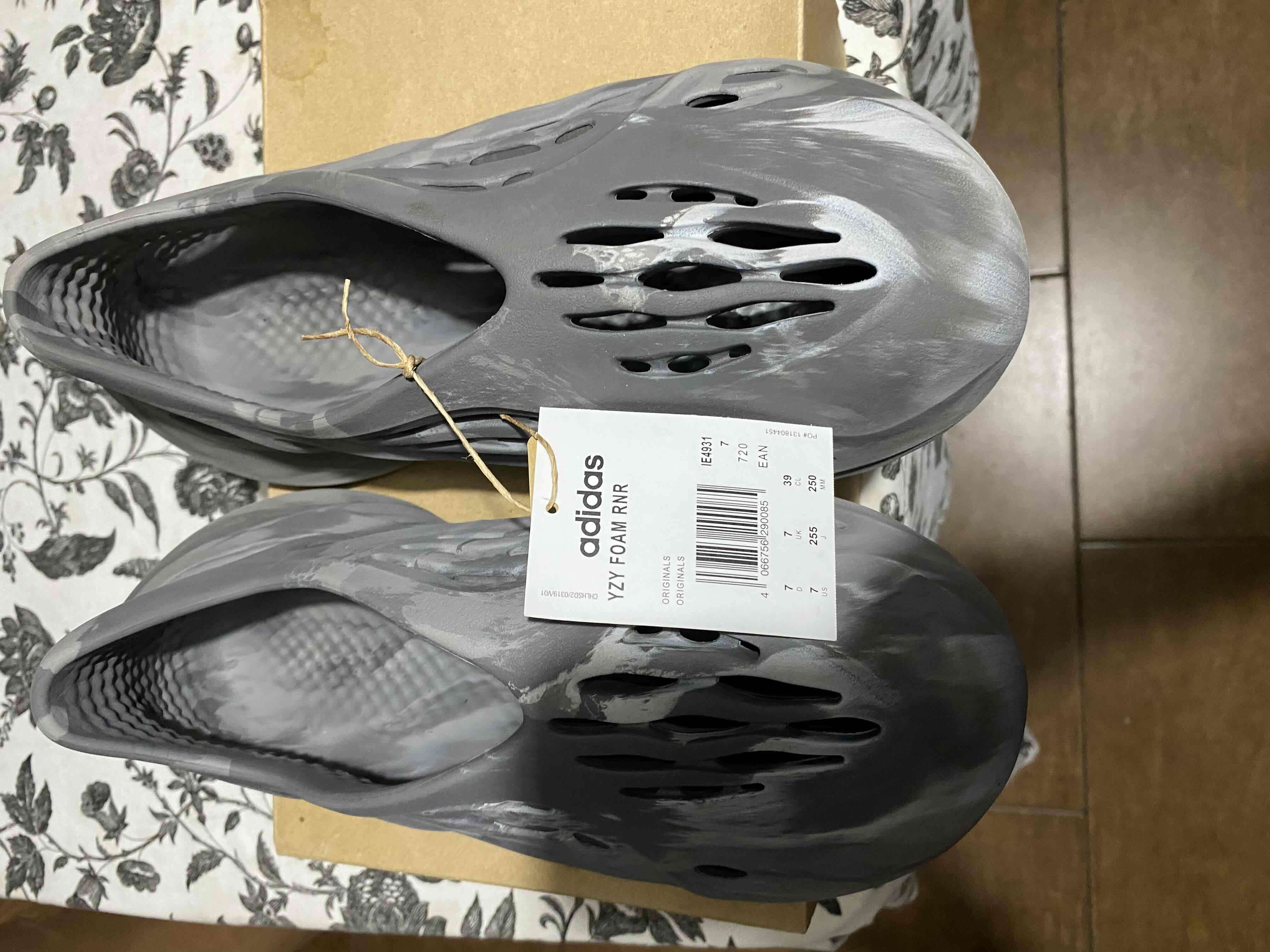 Zapatillas grises Adidas Yeezy