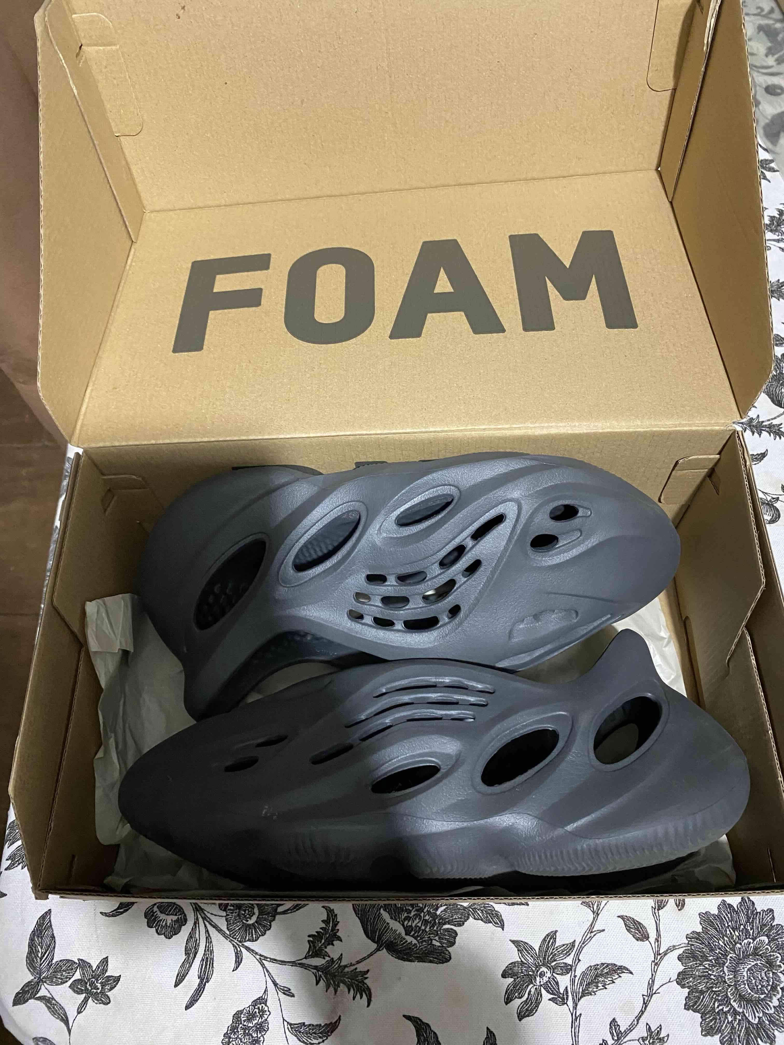 Zapatillas yzy negras - miniatura 2