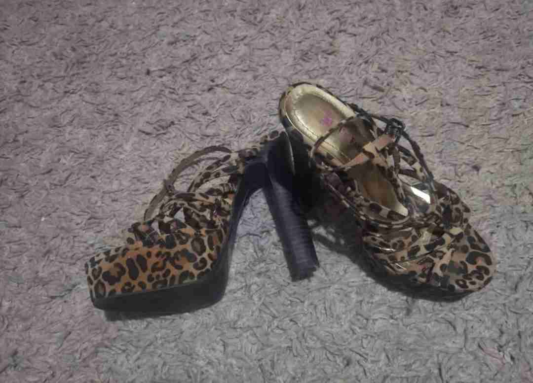 Tacones estampados animal print talla 35. - miniatura 2