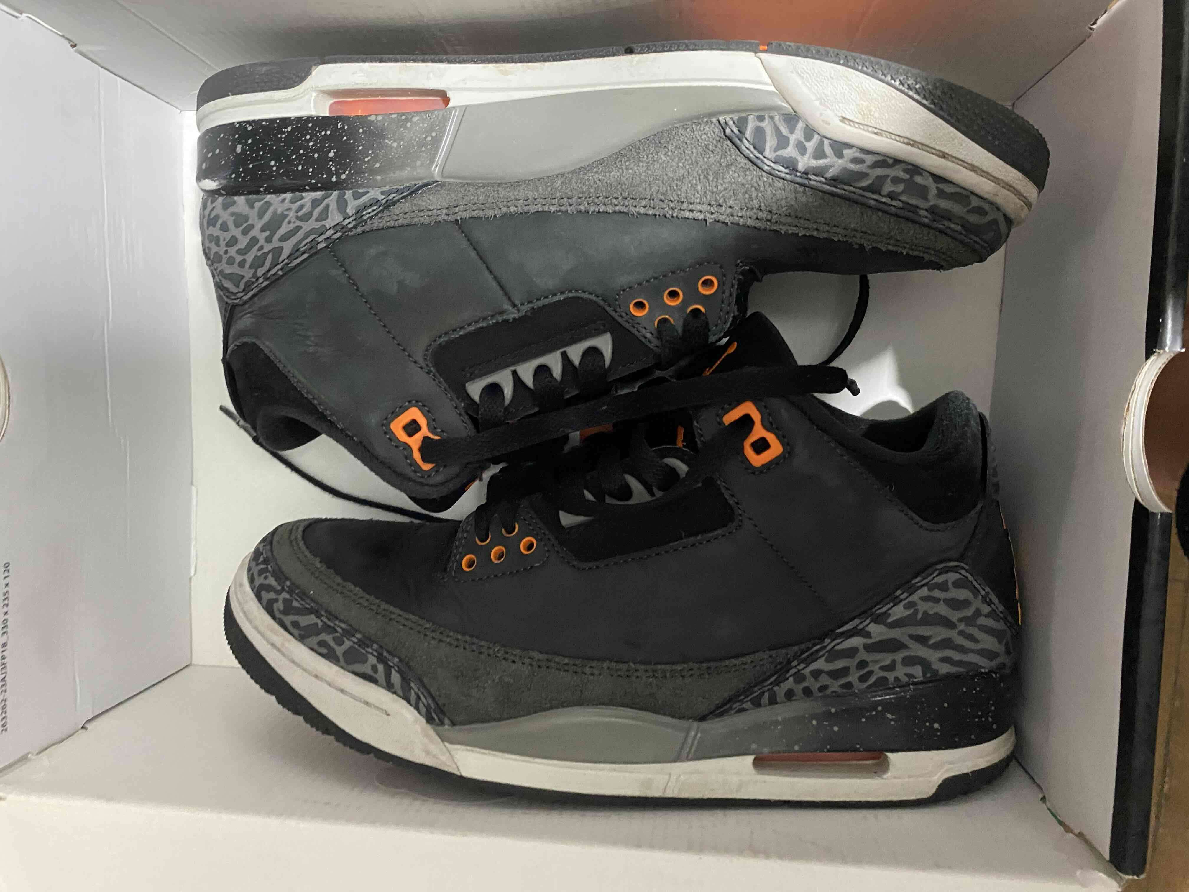 Zapatillas negras con detalles naranjas