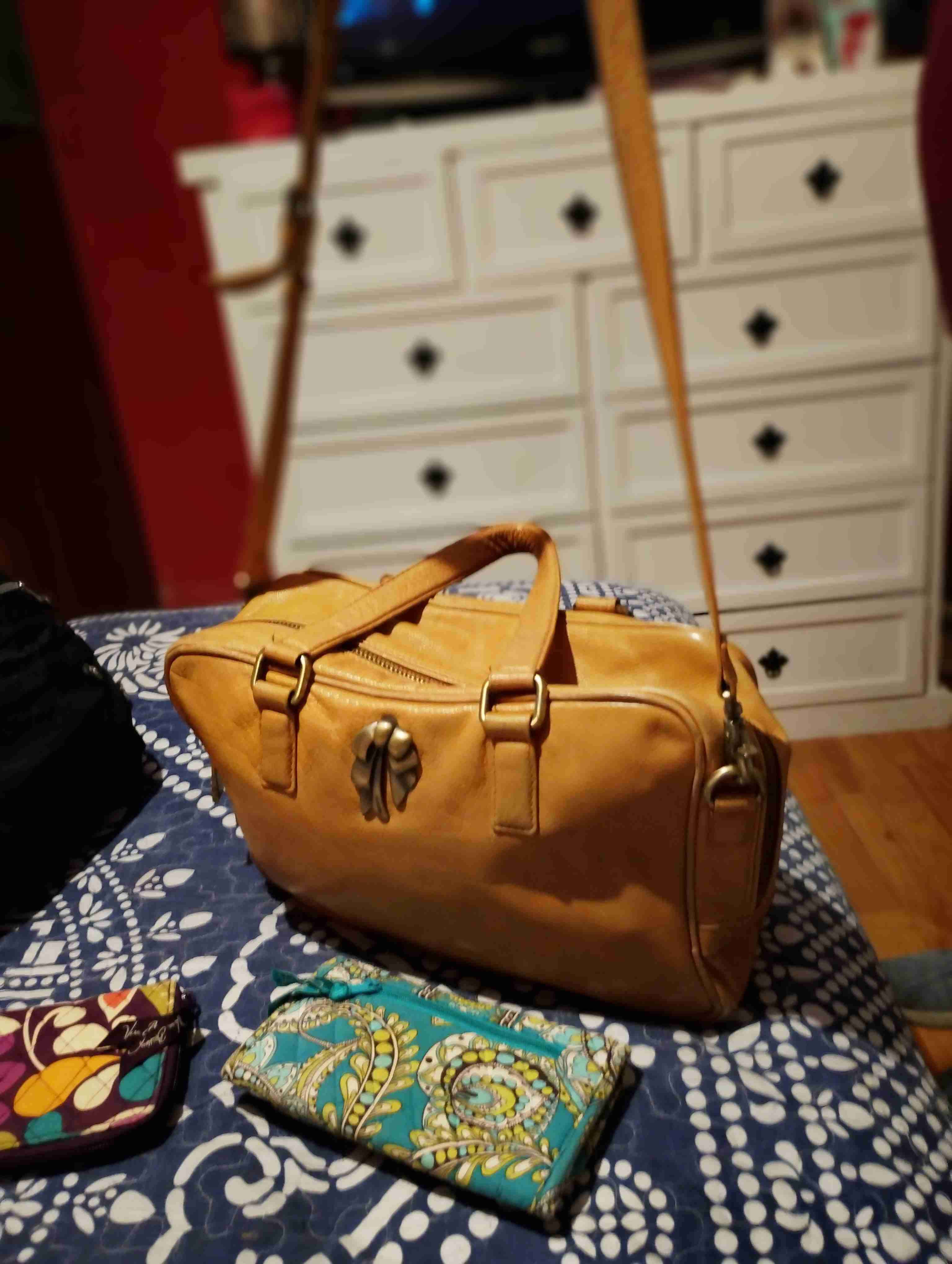 Bolso de cuero amarillo