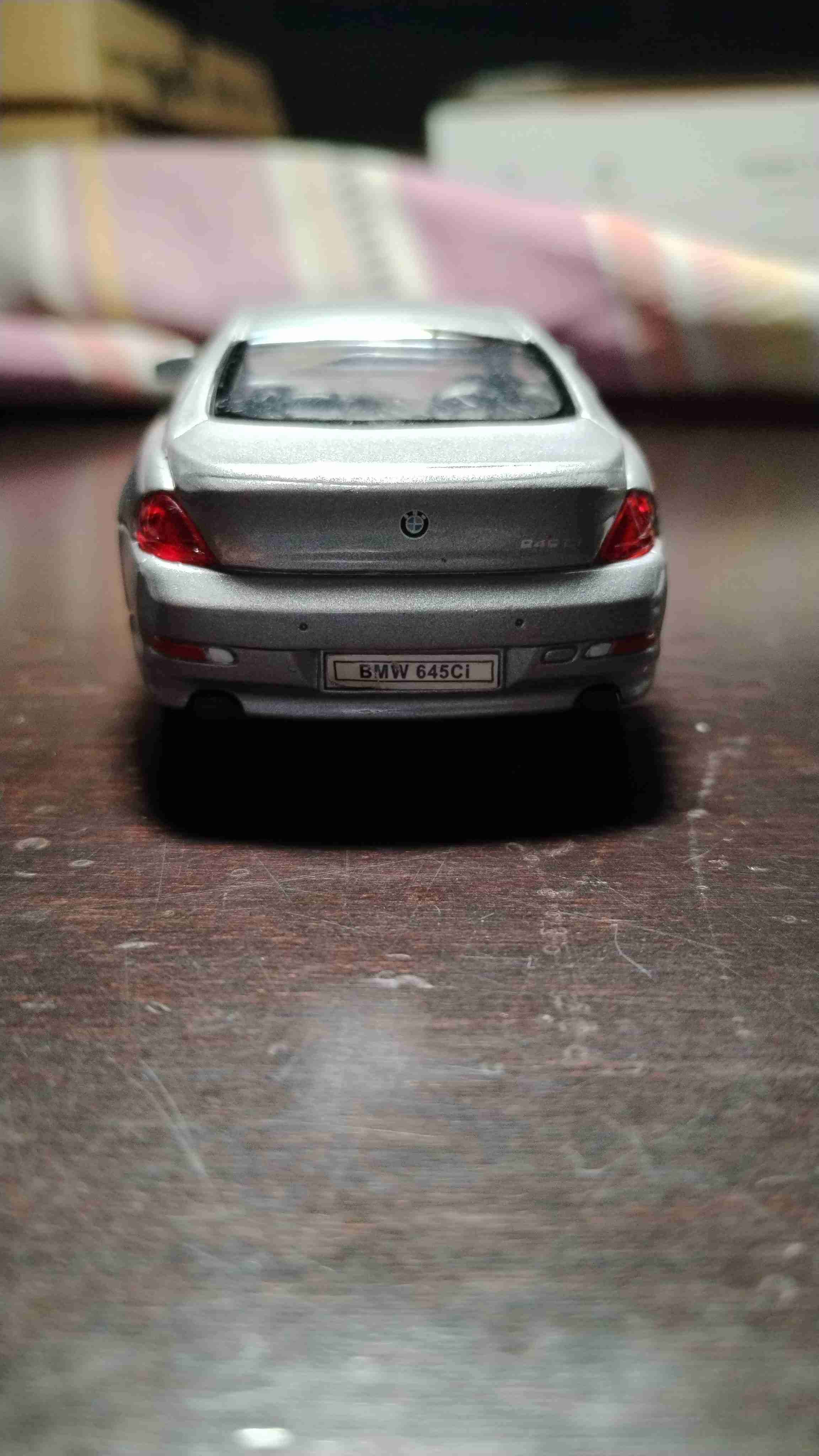 Auto a escala BMW plateado - miniatura 2