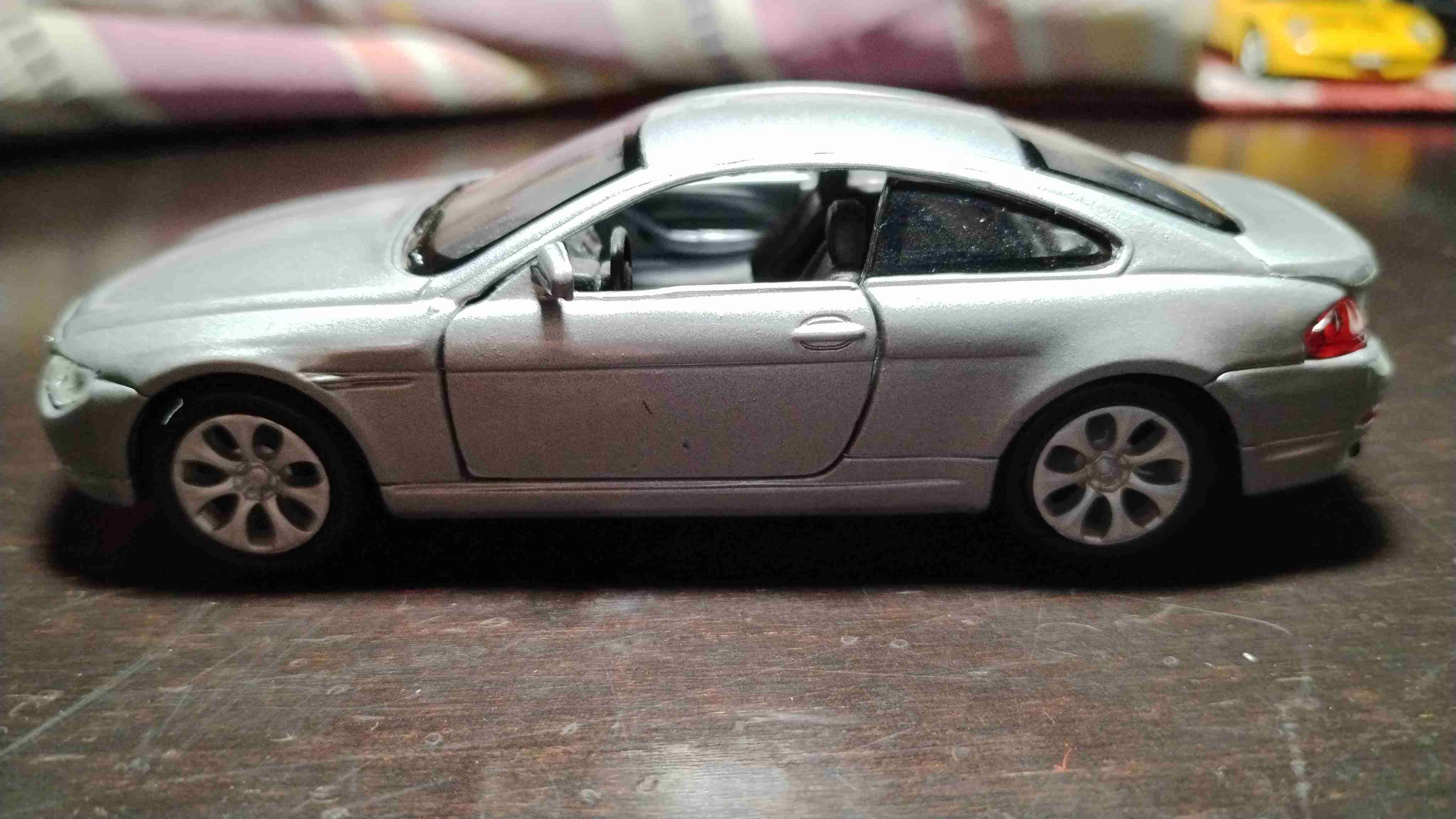 Auto a escala BMW plateado - miniatura 3