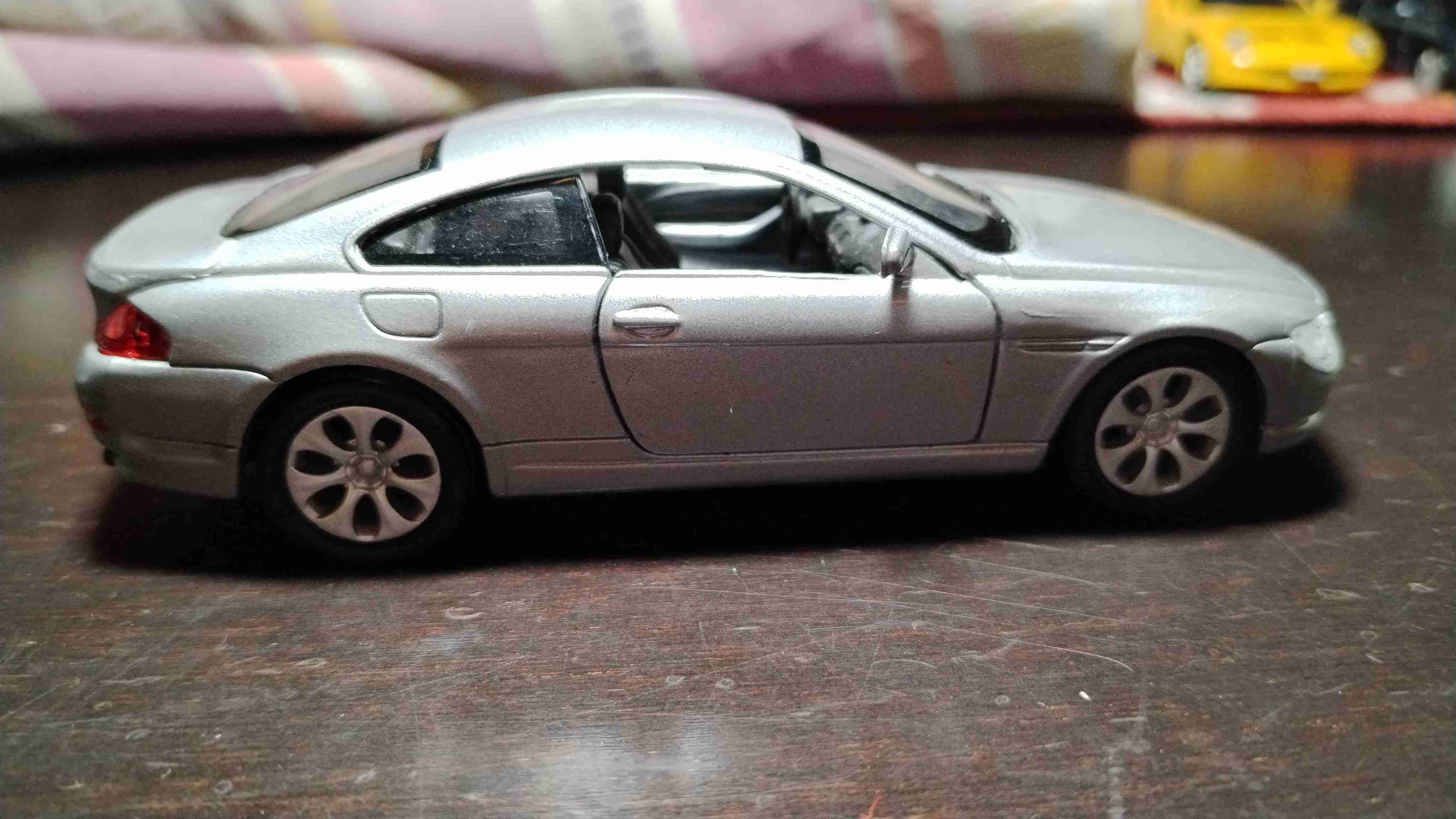 Auto a escala BMW plateado - miniatura 4