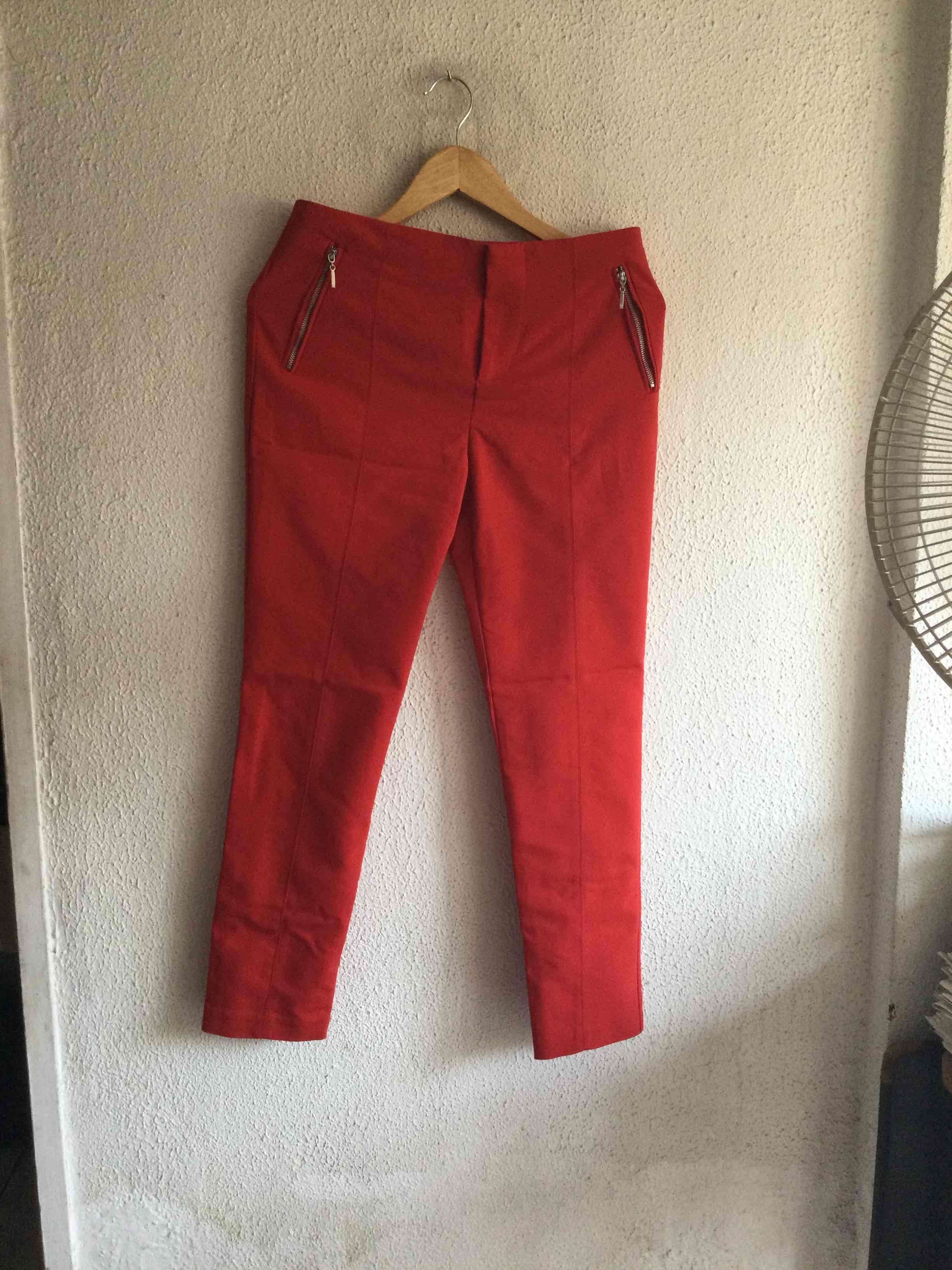 Pantalón rojo con cierres