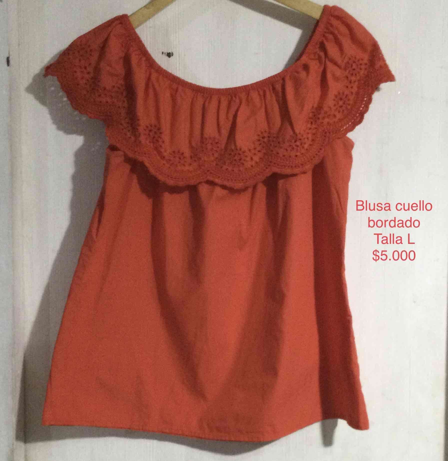 Blusa roja cuello bordado