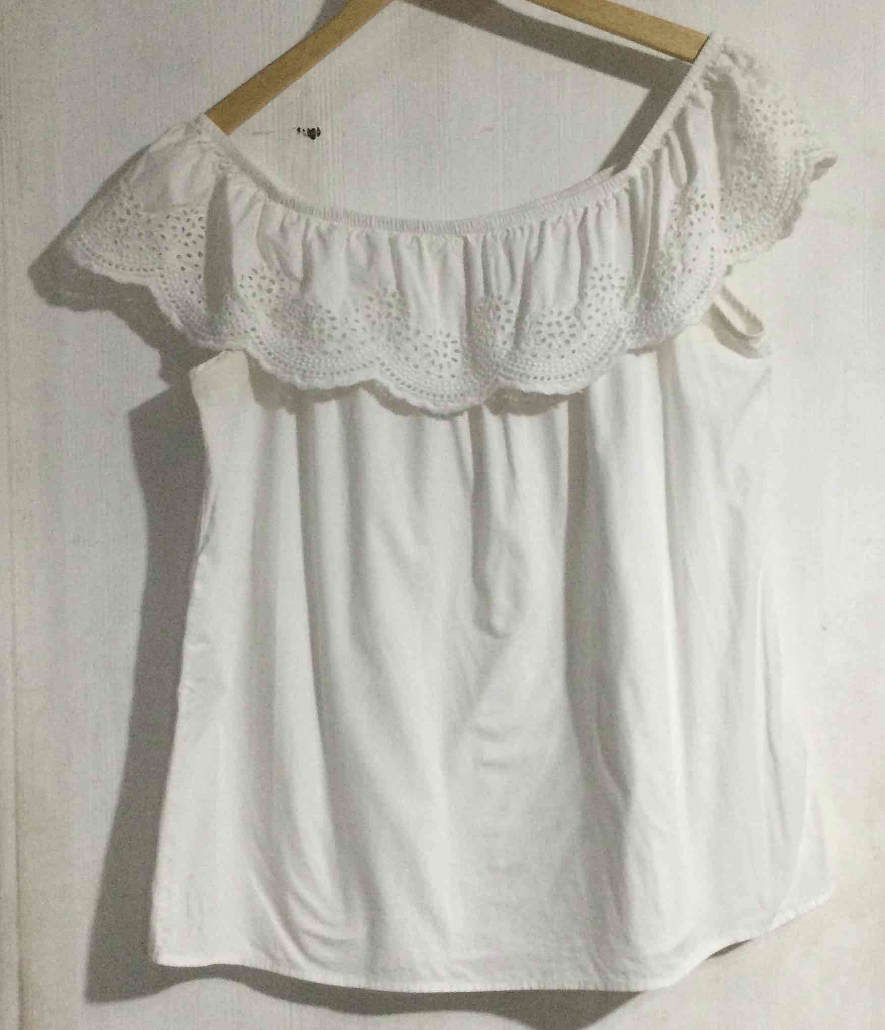 Blusa roja cuello bordado - miniatura 2