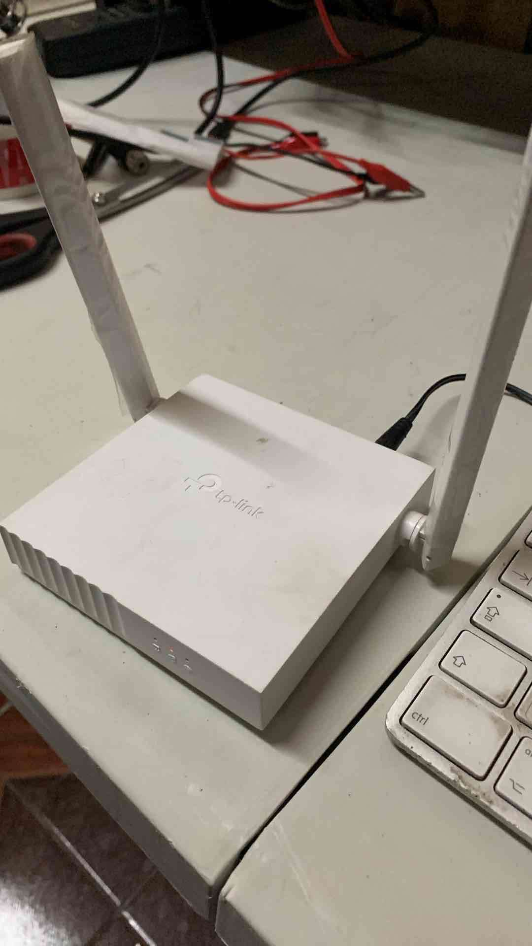 Router TP-Link blanco con antenas