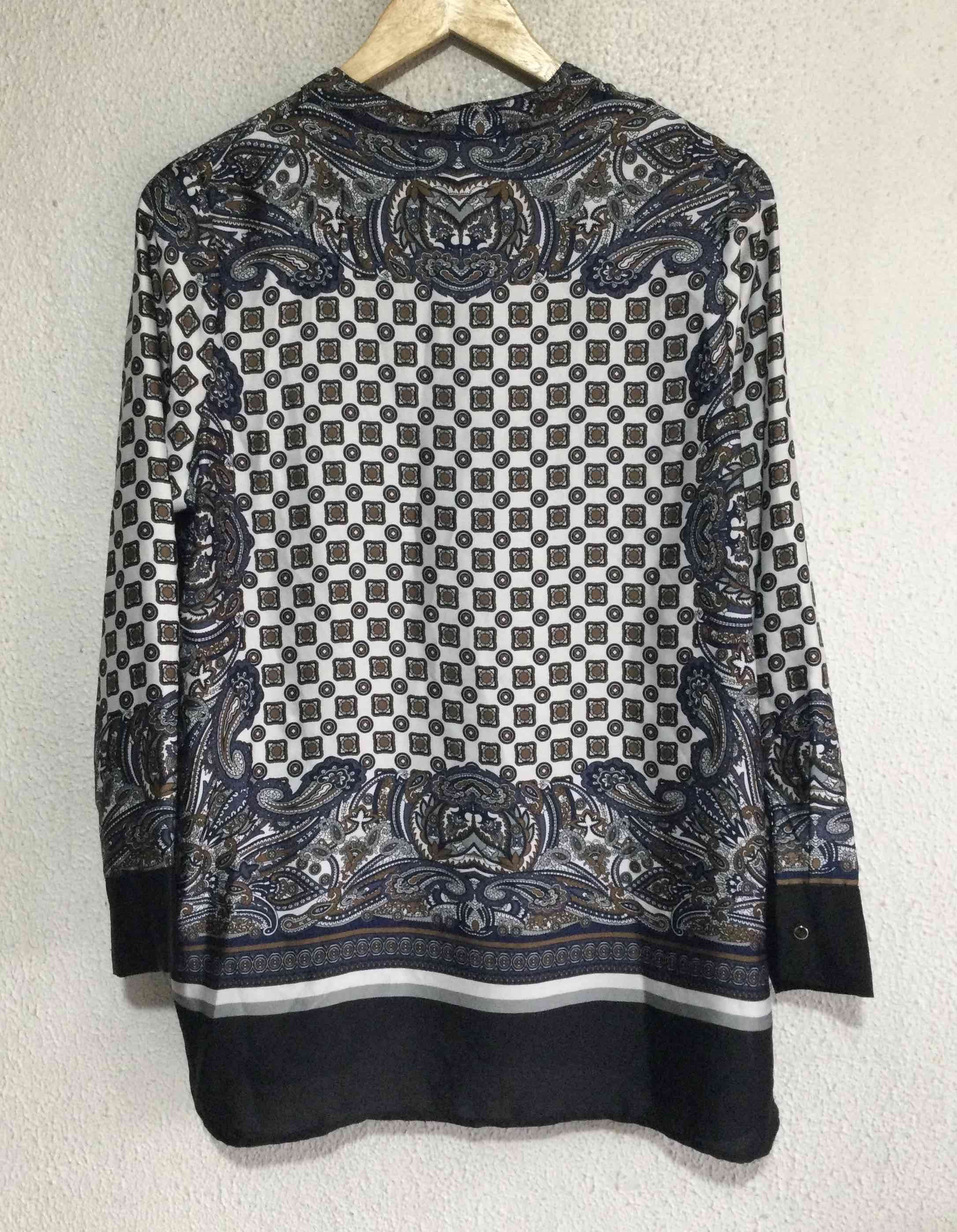 Blusa estampada negra talla M - miniatura 2