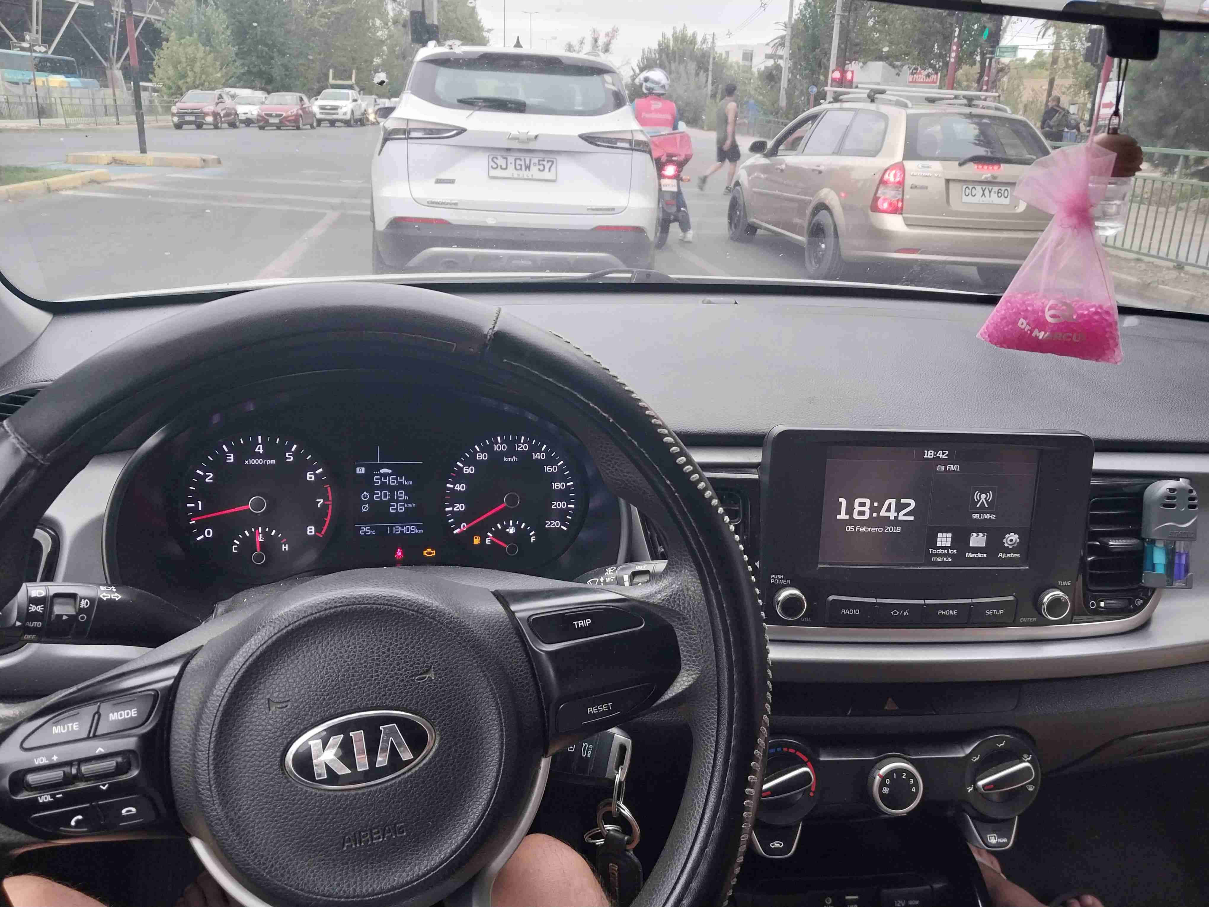Auto Kia blanco en buen estado - miniatura 2