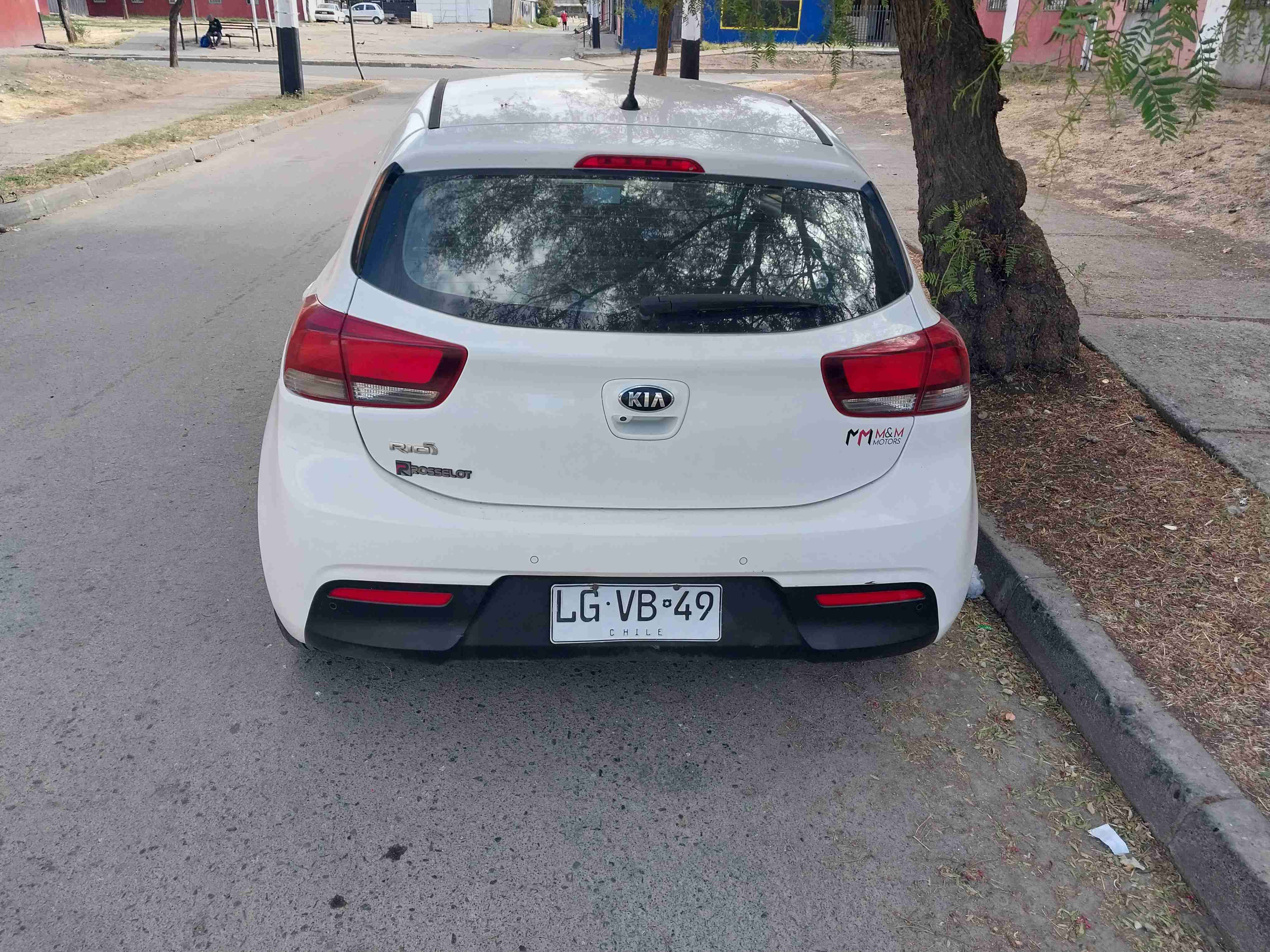 Auto Kia blanco en buen estado - miniatura 3