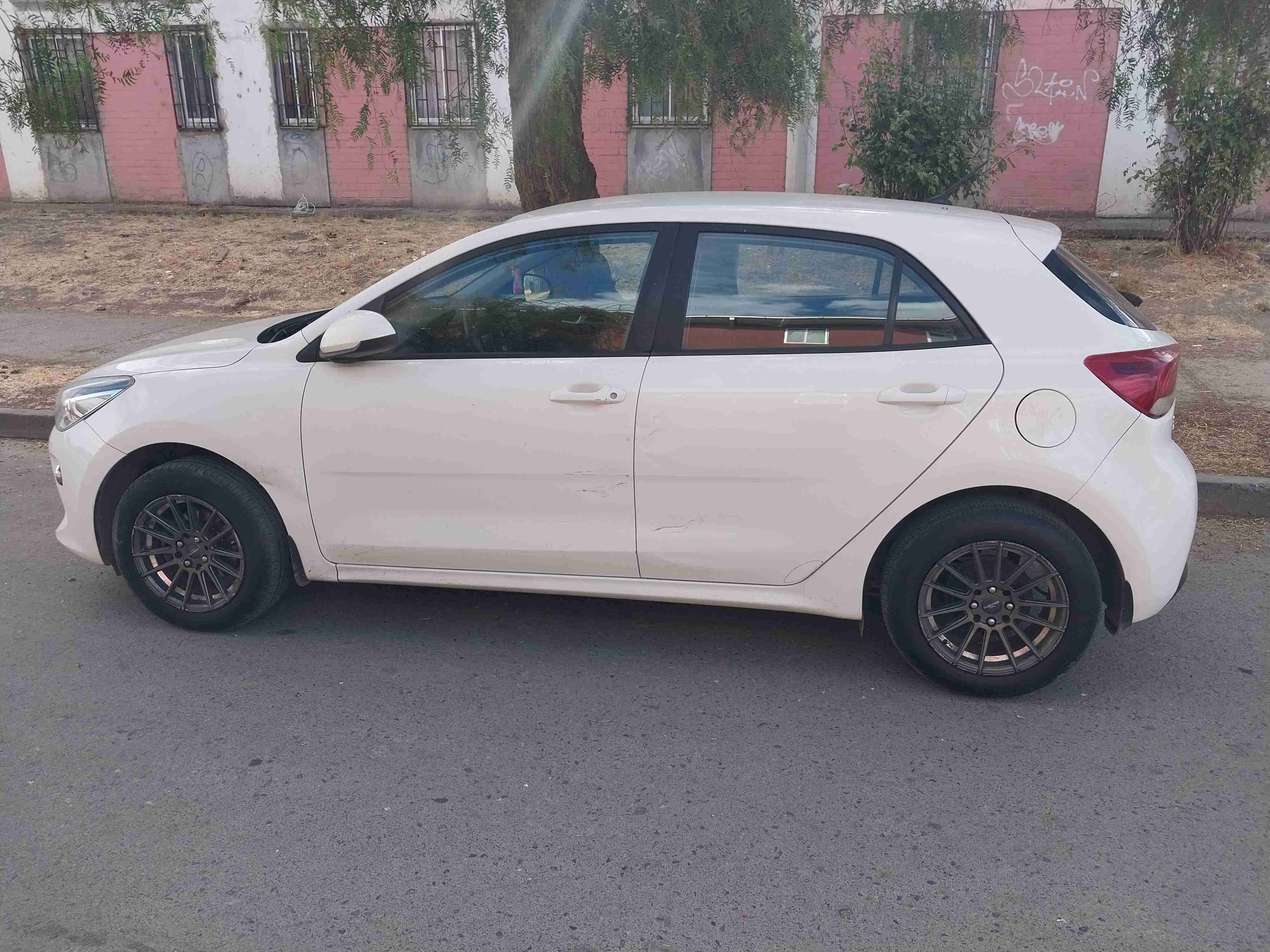 Auto Kia blanco en buen estado - miniatura 4