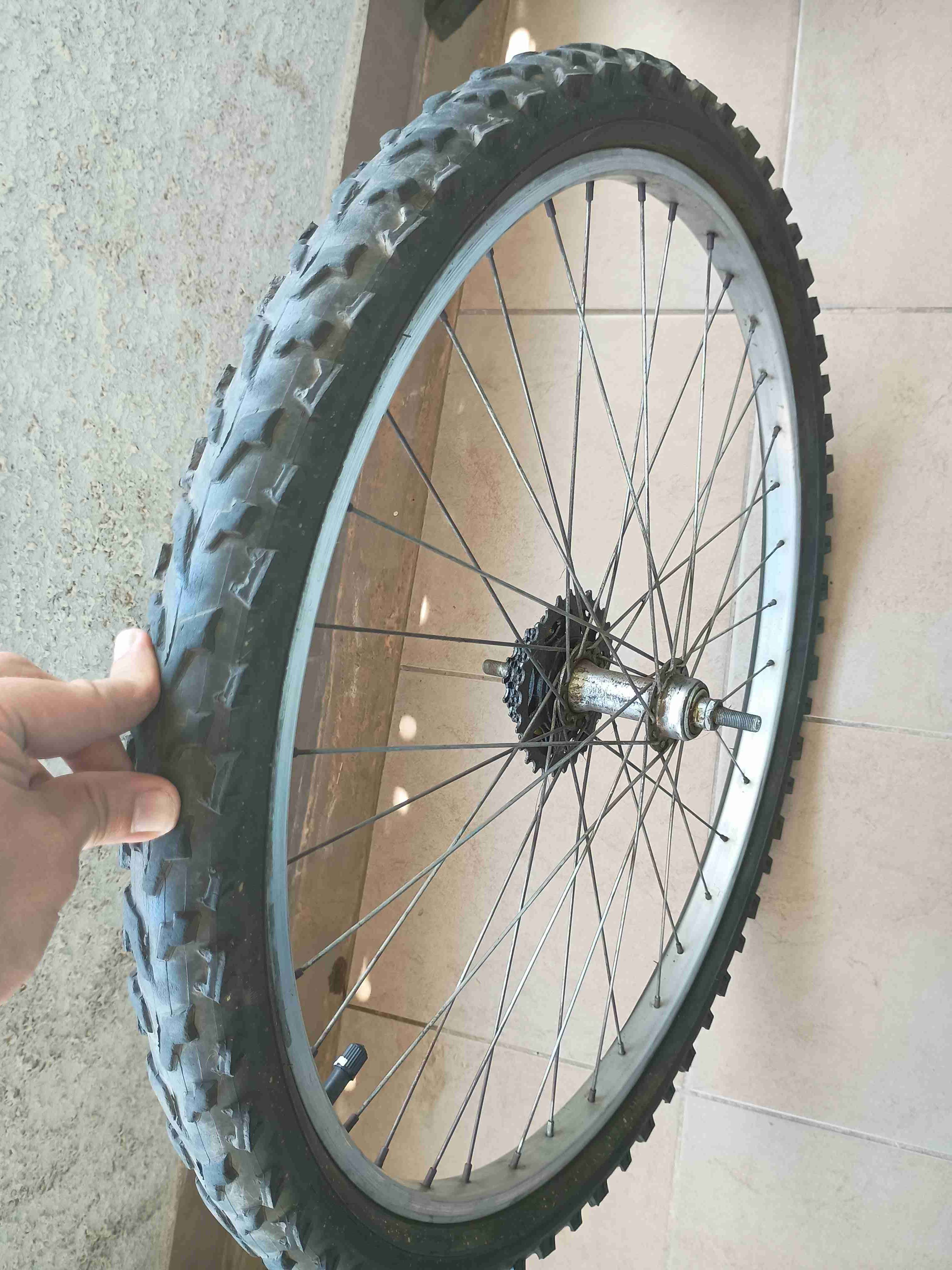 Rueda trasera de bicicleta - miniatura 2