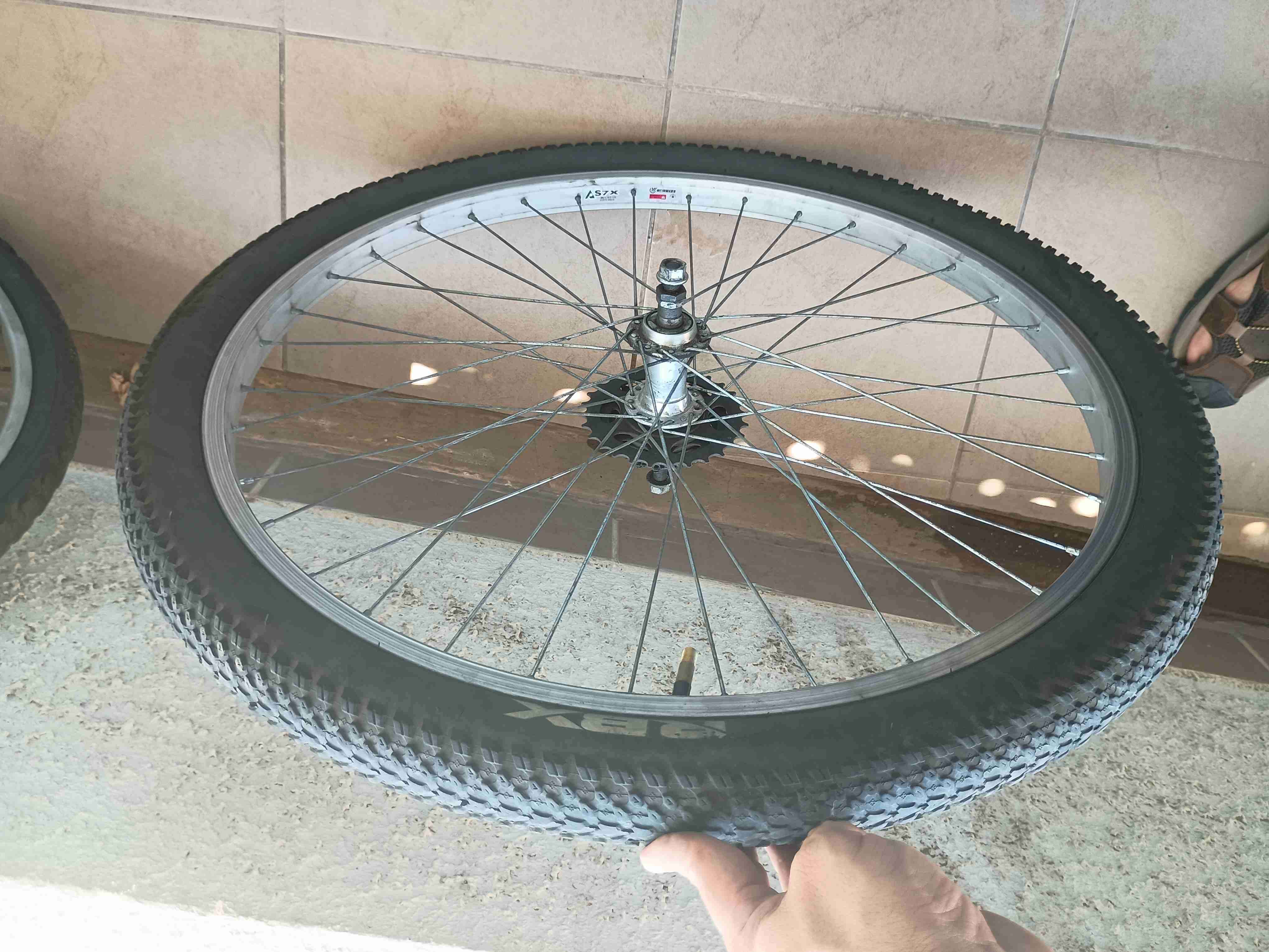 Rueda trasera de bicicleta - miniatura 2