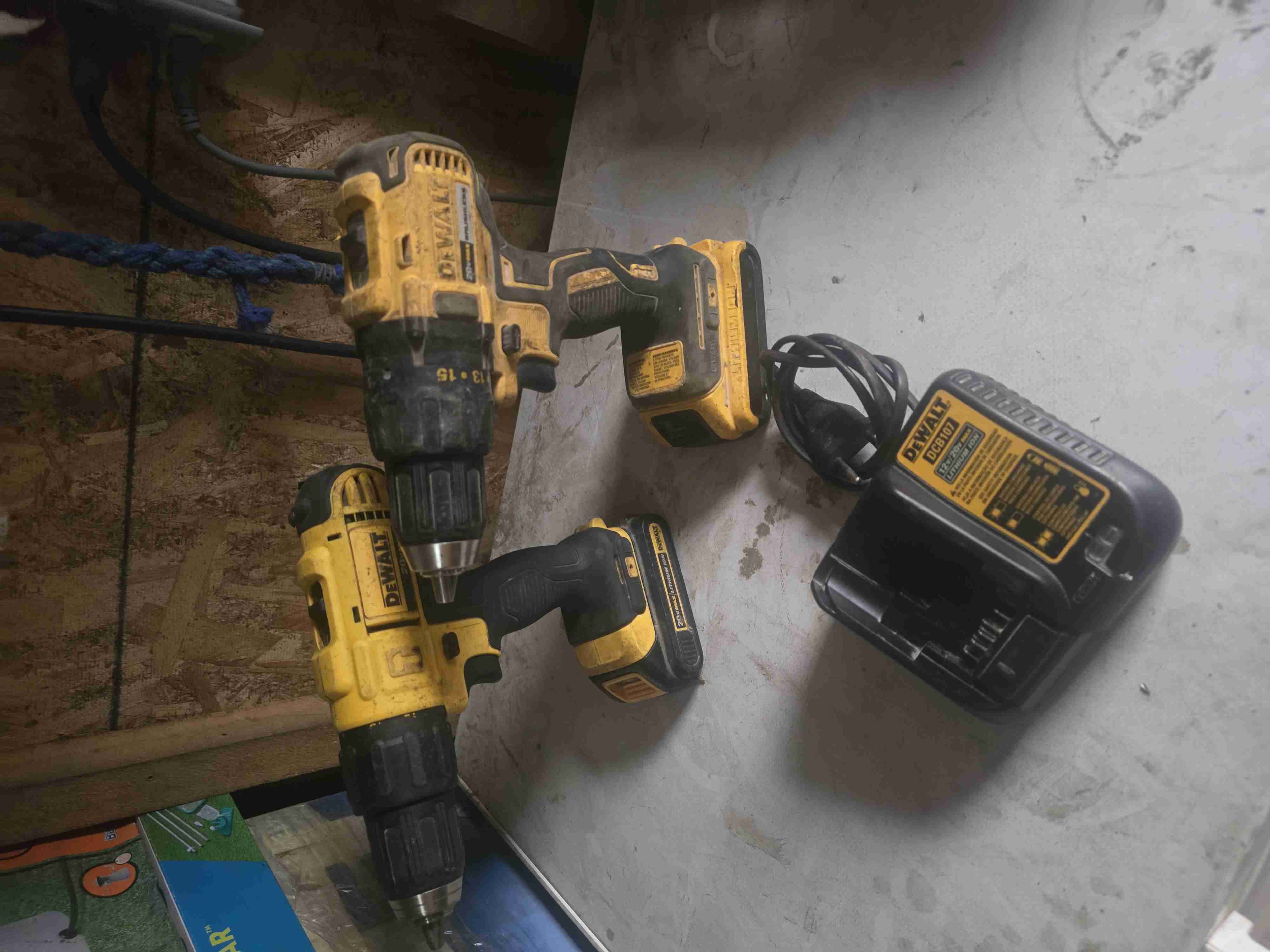 Taladros inalámbricos Dewalt con cargador - miniatura 2