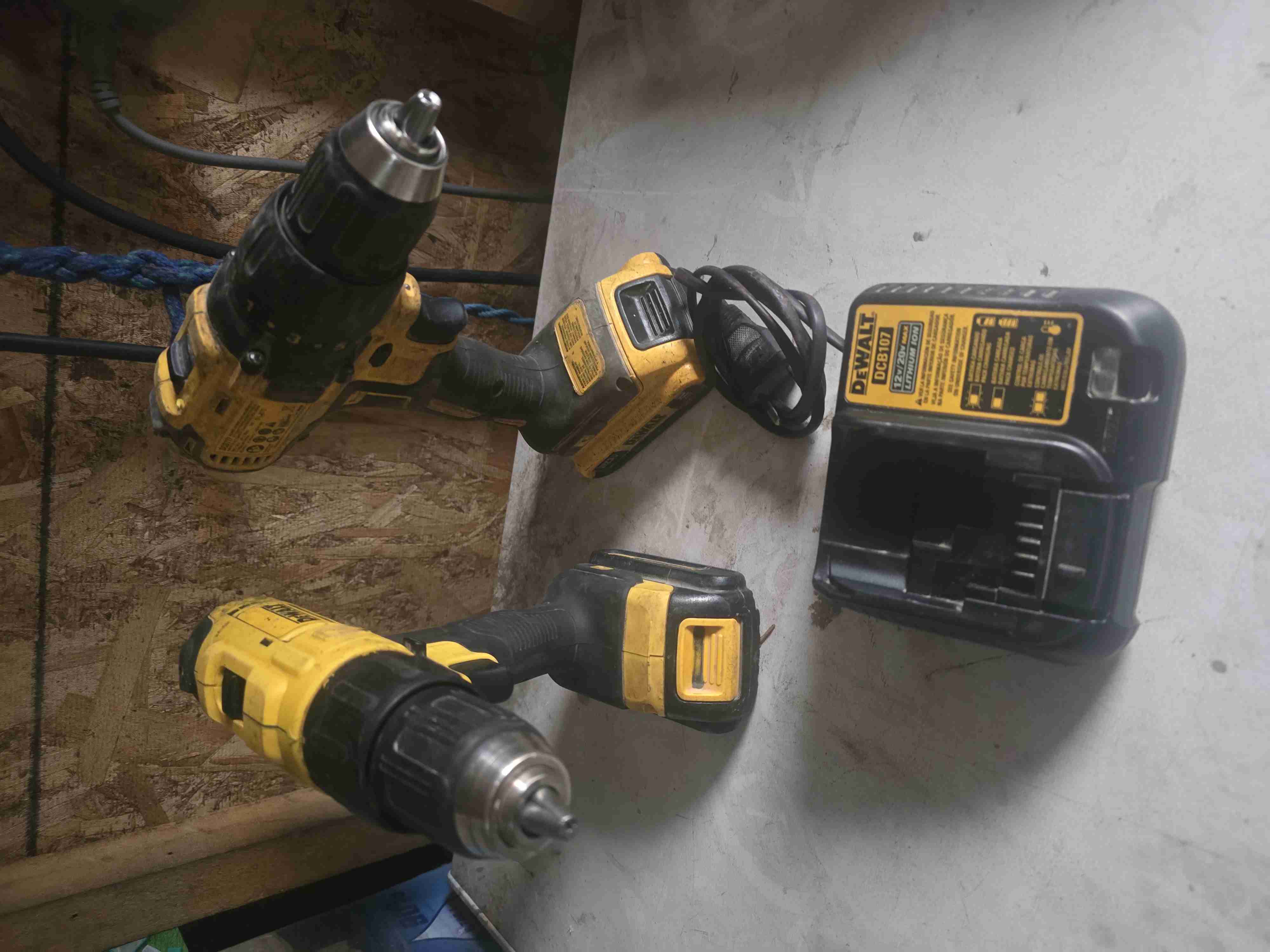 Taladros inalámbricos Dewalt con cargador - miniatura 3