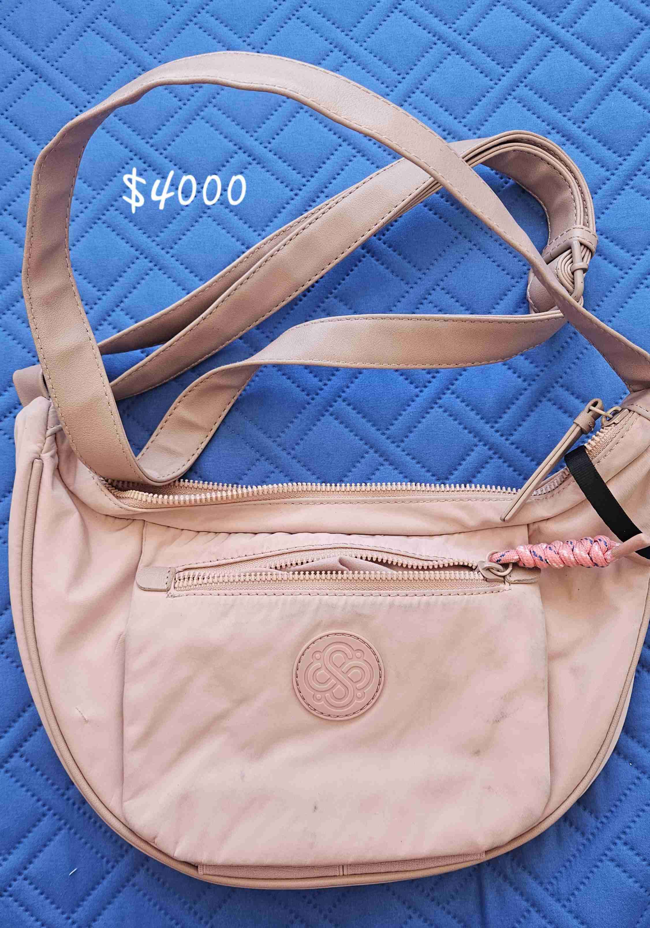 Bandolera rosada con múltiples bolsillos