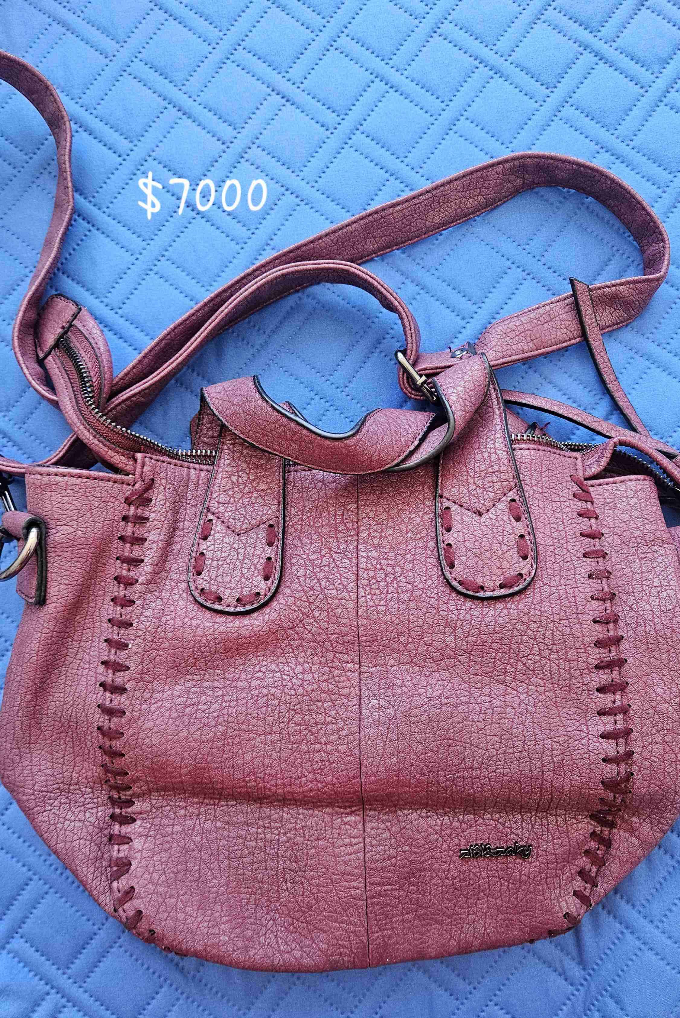 Cartera rosa con costuras decorativas