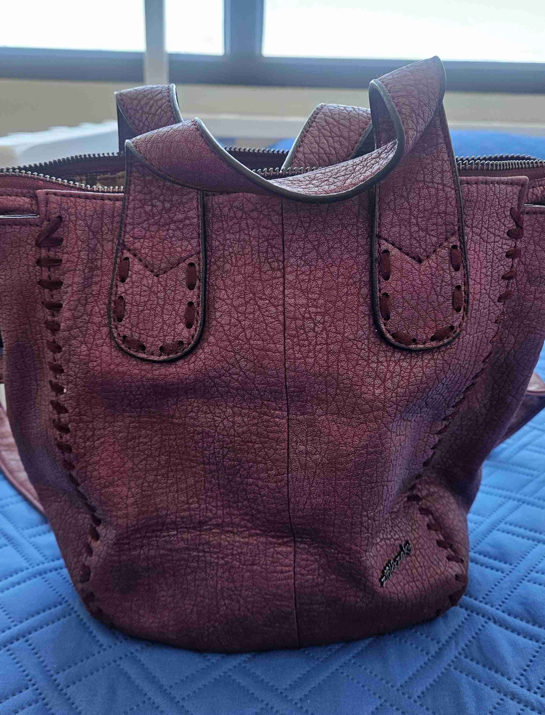 Cartera rosa con costuras decorativas - miniatura 2