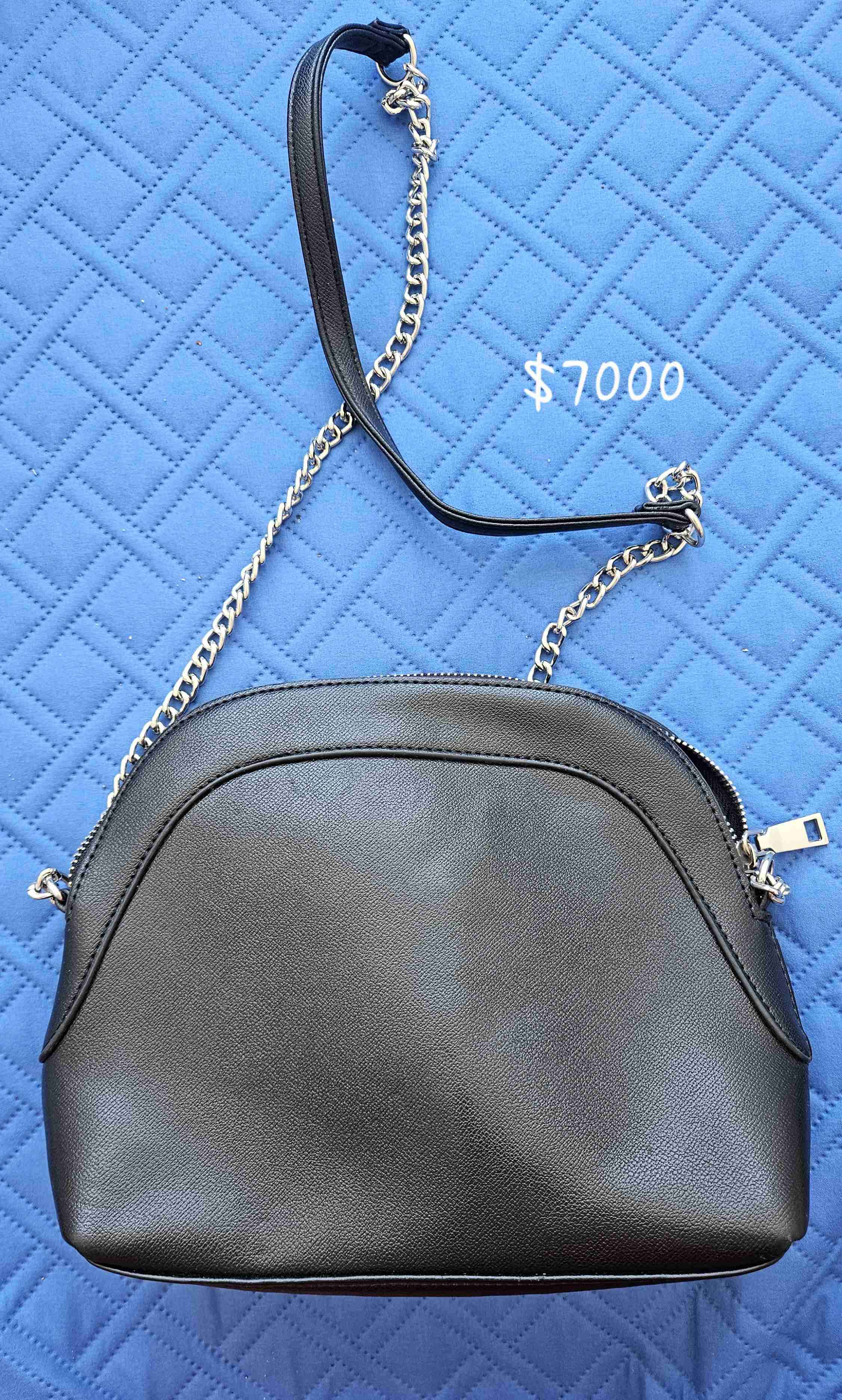 Cartera negra con cadena