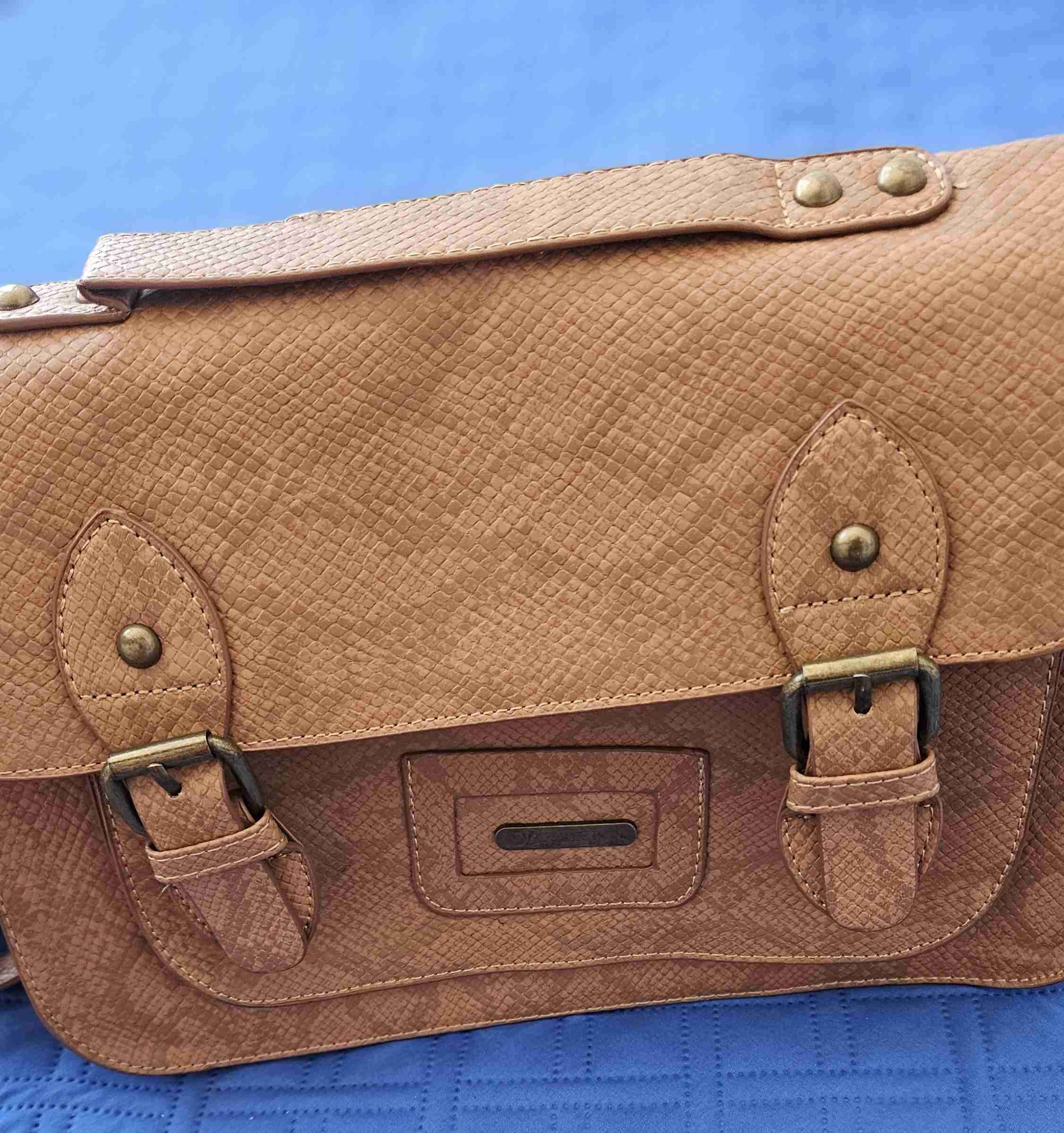 Cartera marrón con hebillas - miniatura 2