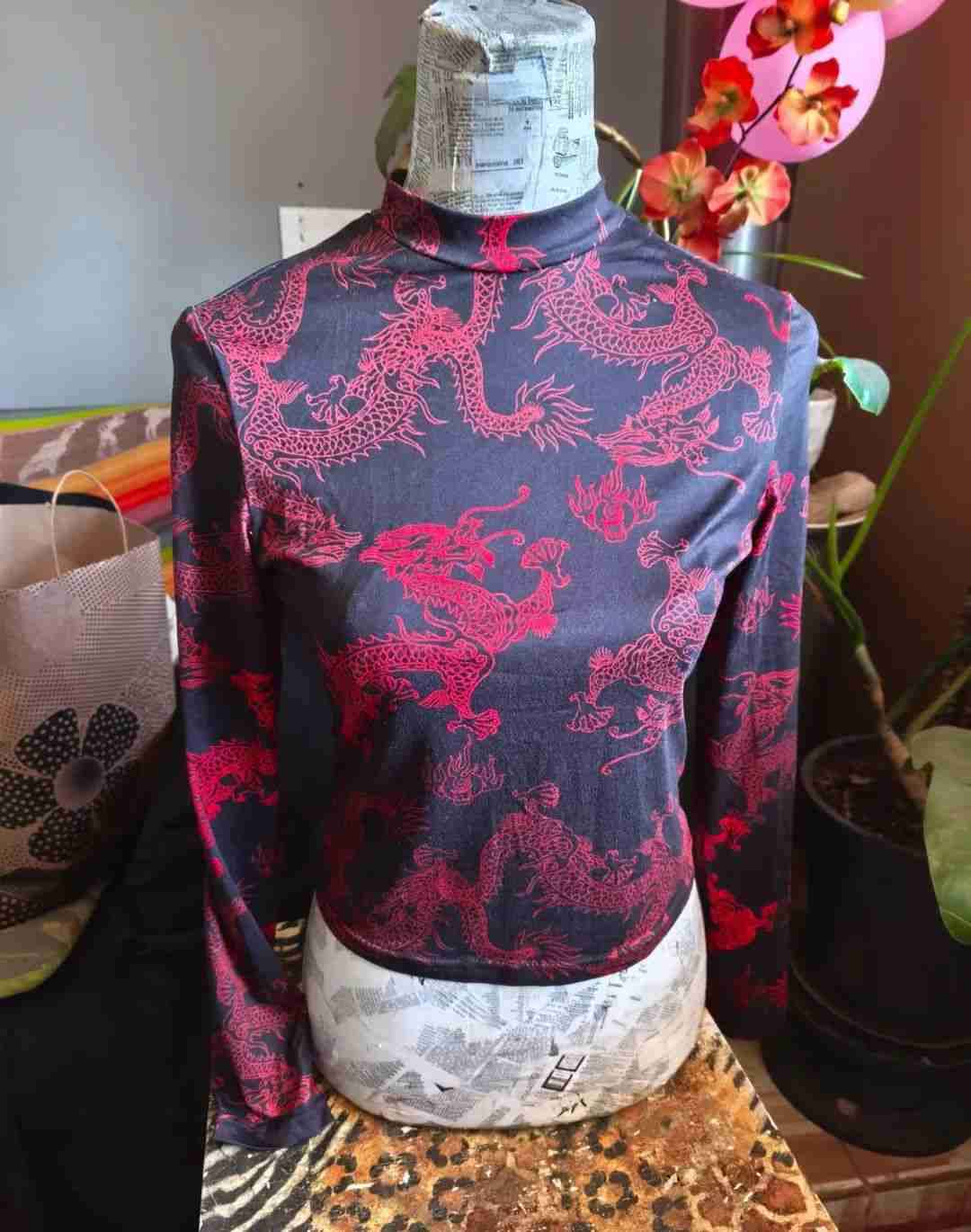 Polera negra con dragones rojos