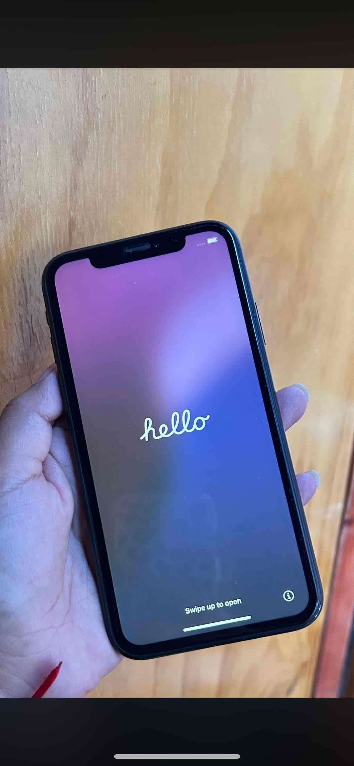 iPhone negro con cámara principal - miniatura 2
