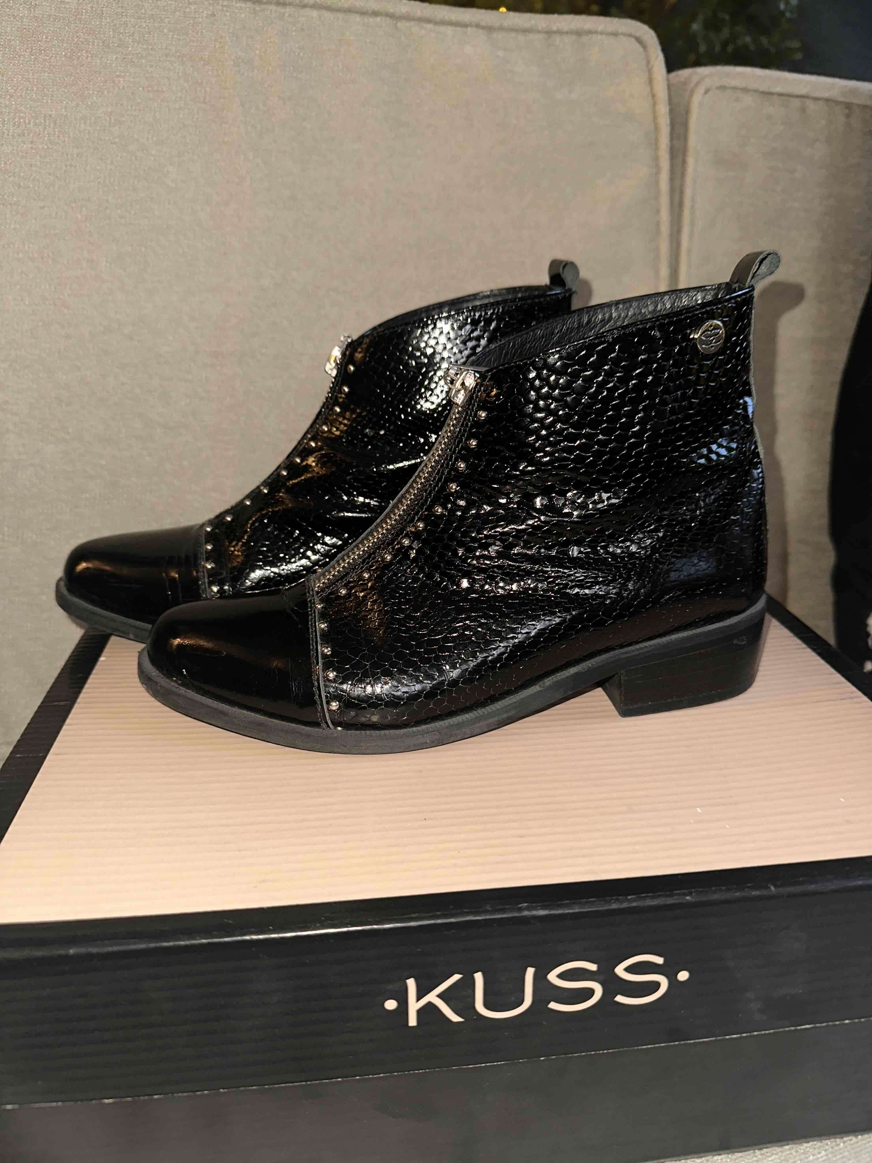 Botines tachas charol 37