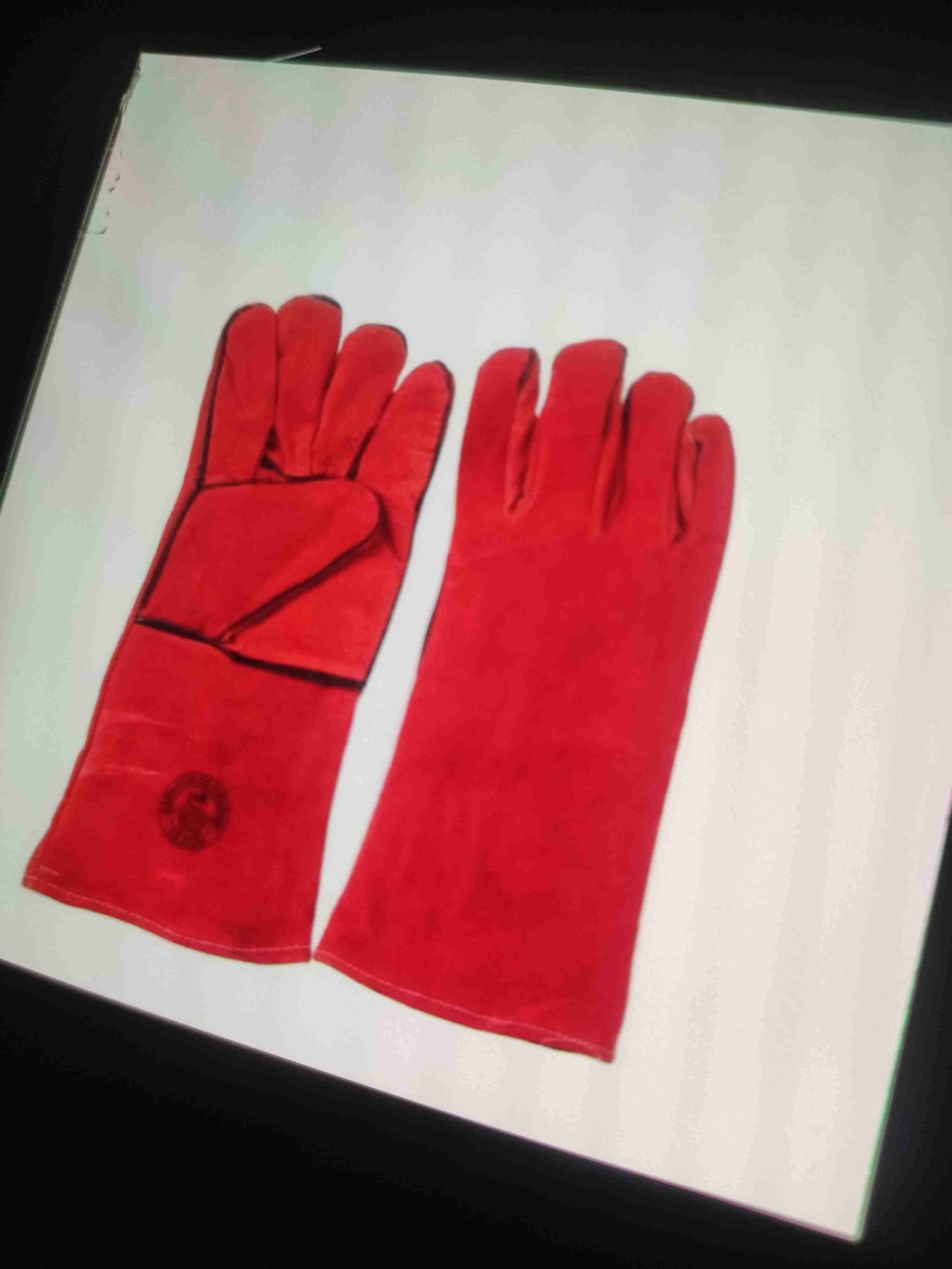 Arnés de seguridad rojo y guantes para soldar - 2