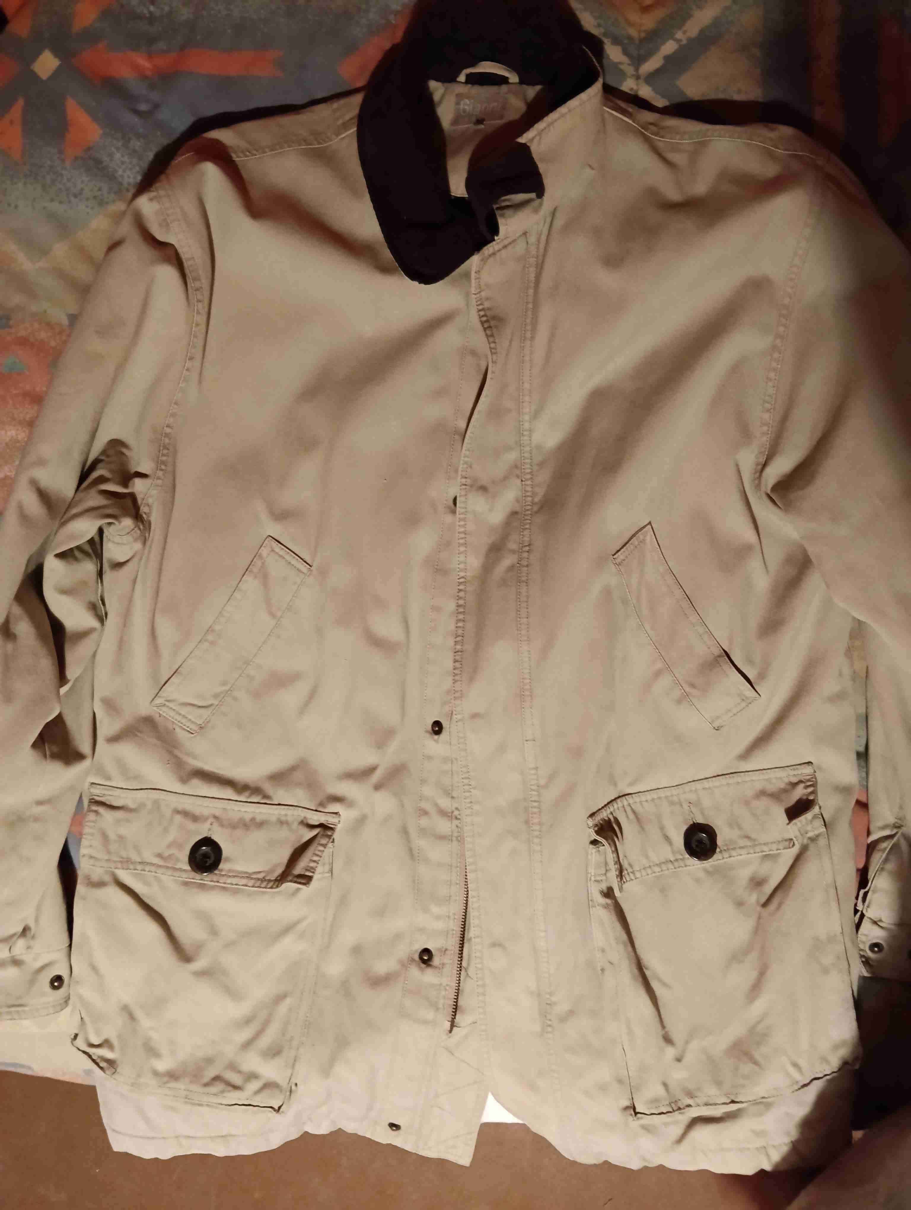 Chaqueta beige con cuello alto