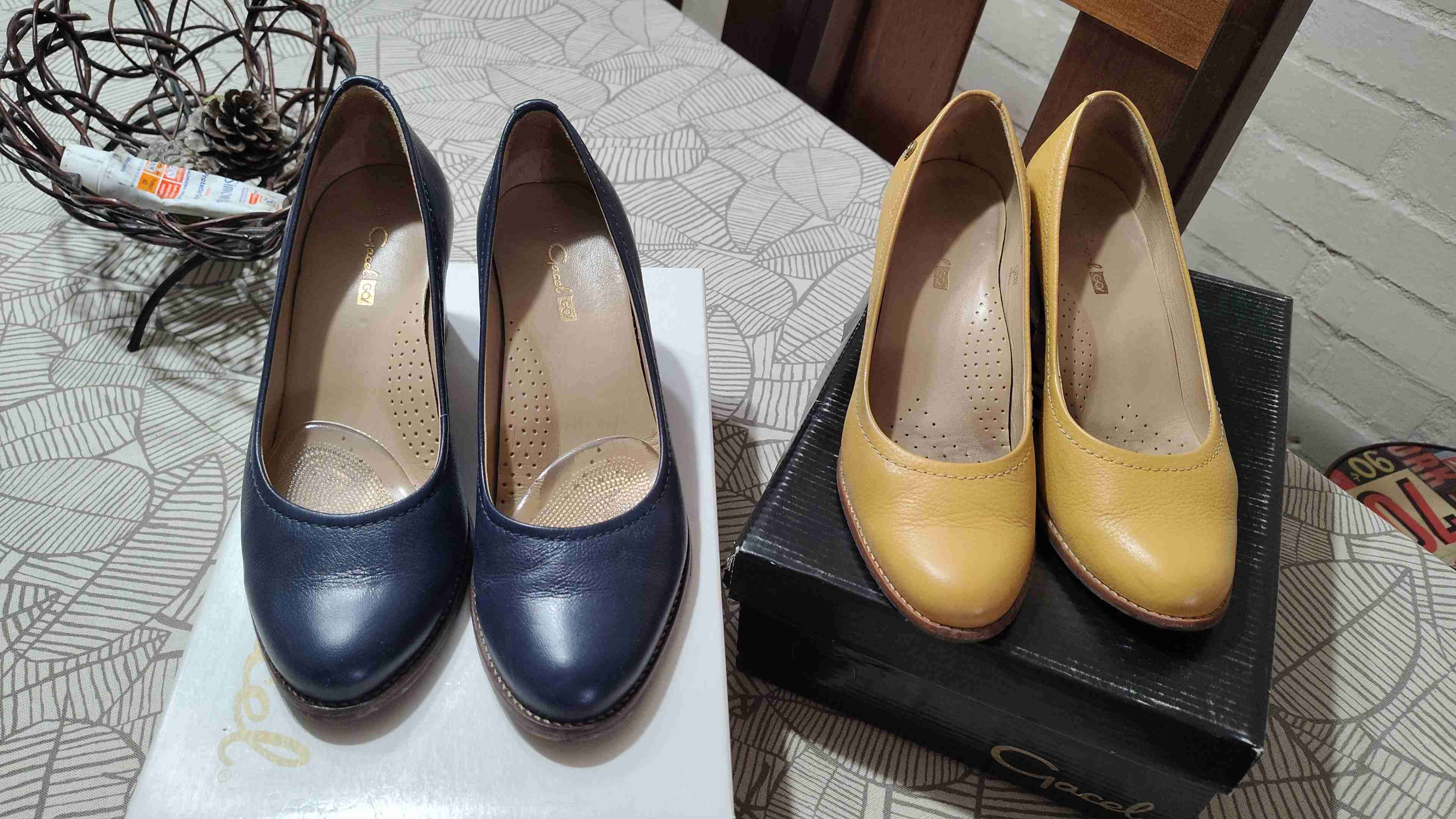 Zapatos de cuero azul y amarillo