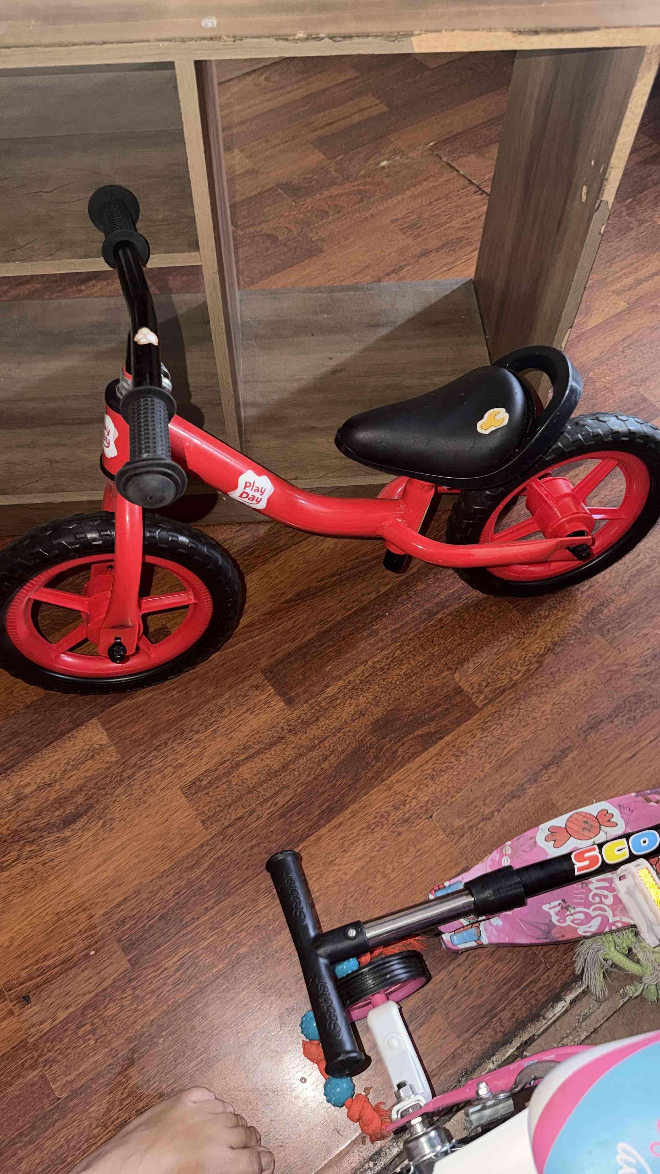 Bicicleta de equilibrio roja para niño