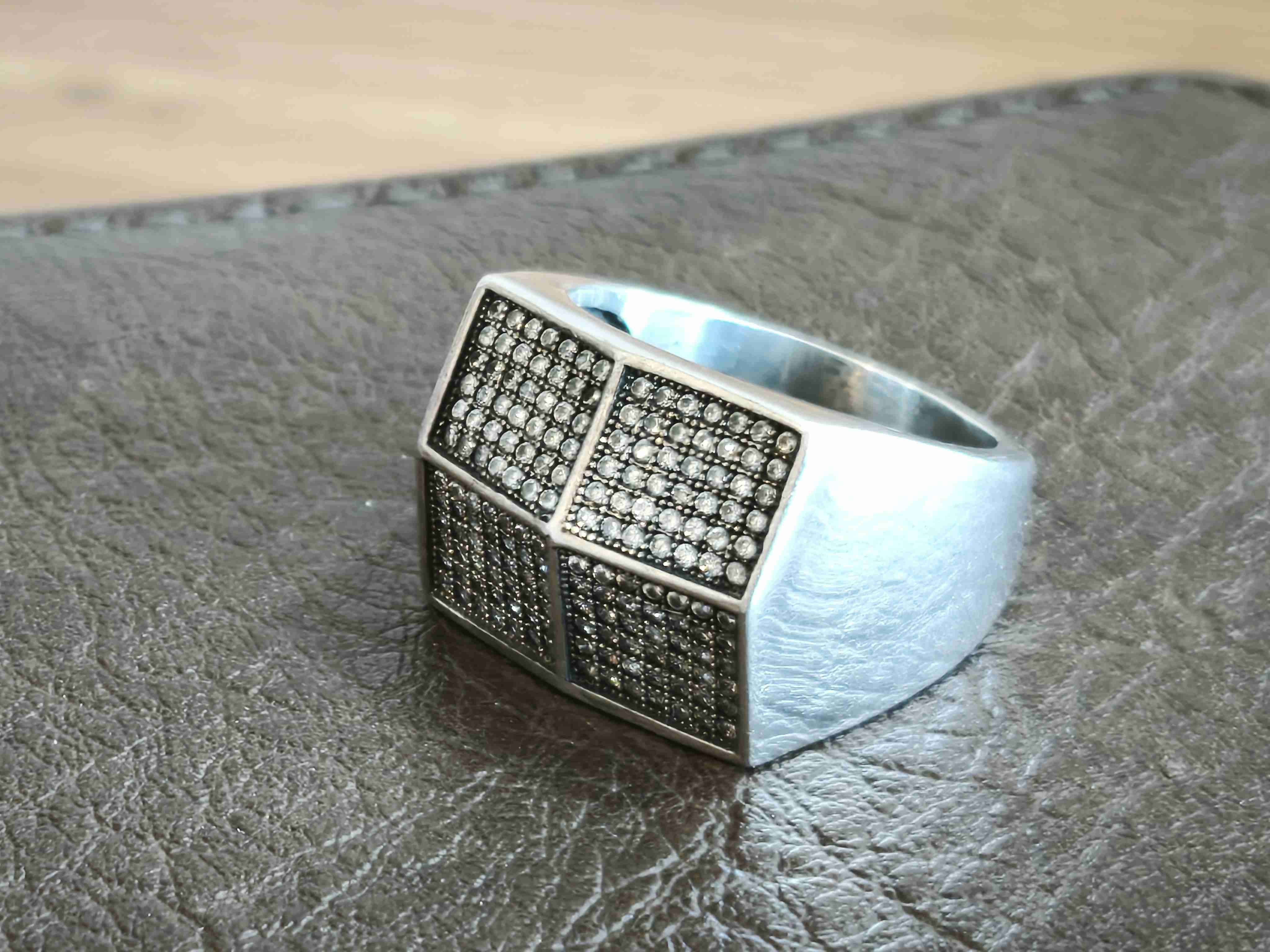 Anillo de plata con brillantes